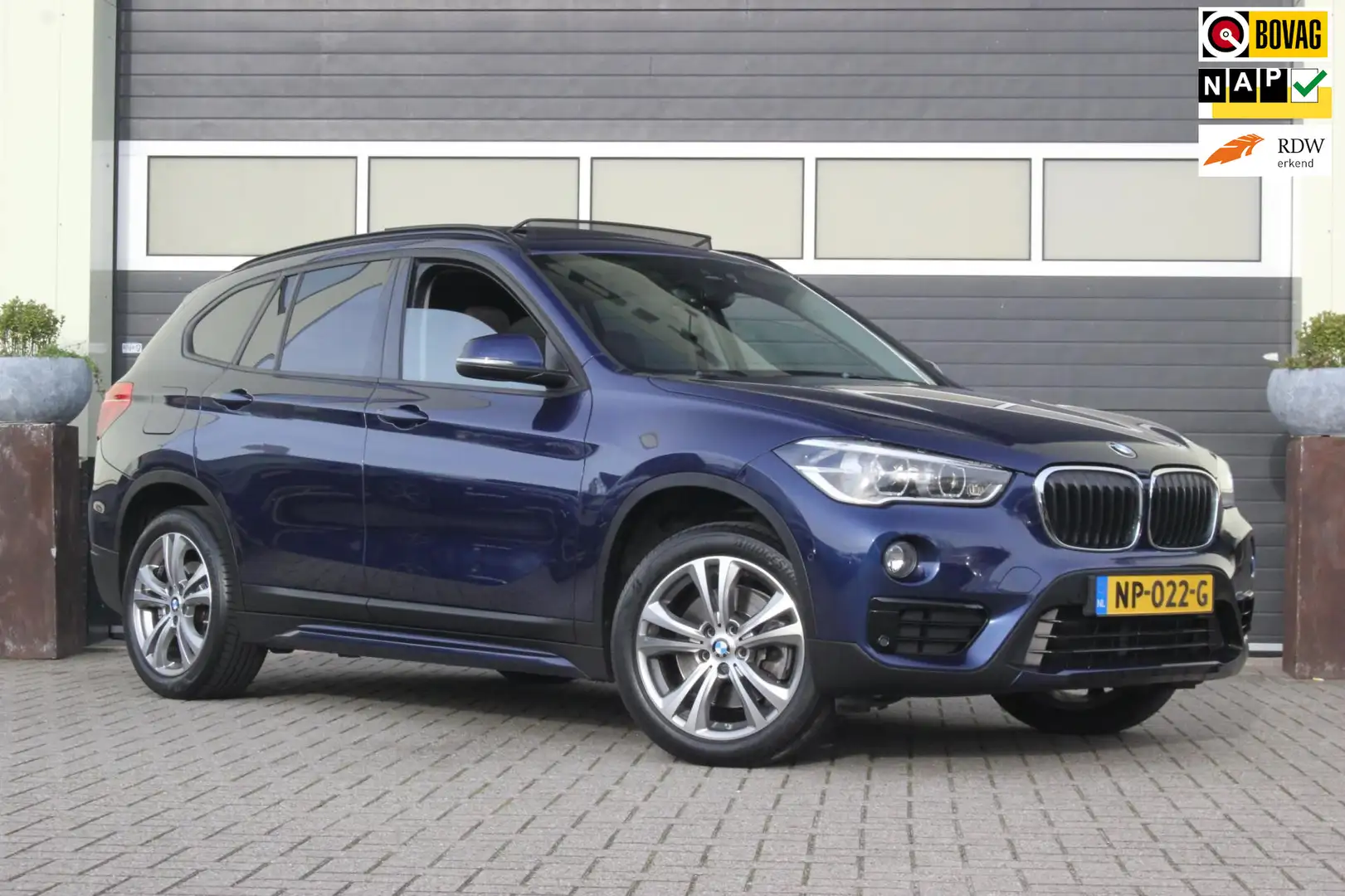 BMW X1 XDrive20i High Executive | Trekhaak | Leer | Pano Blauw - 1
