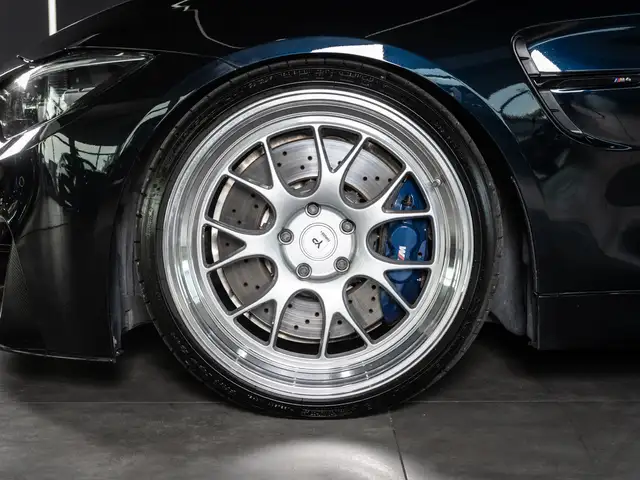 BMW M4 view 4