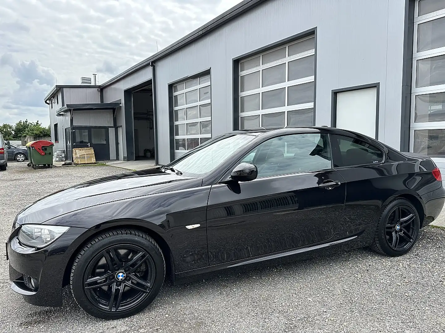 BMW 325 i xDrive Coupé Österreich-Paket Schwarz - 2