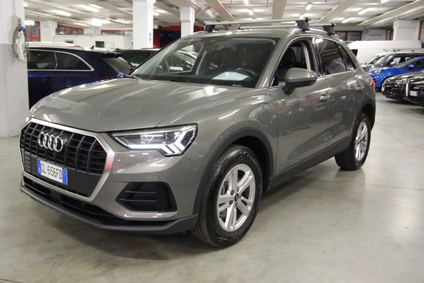 Audi Q3 45 TFSI e S-tronic Business Grijs - 2