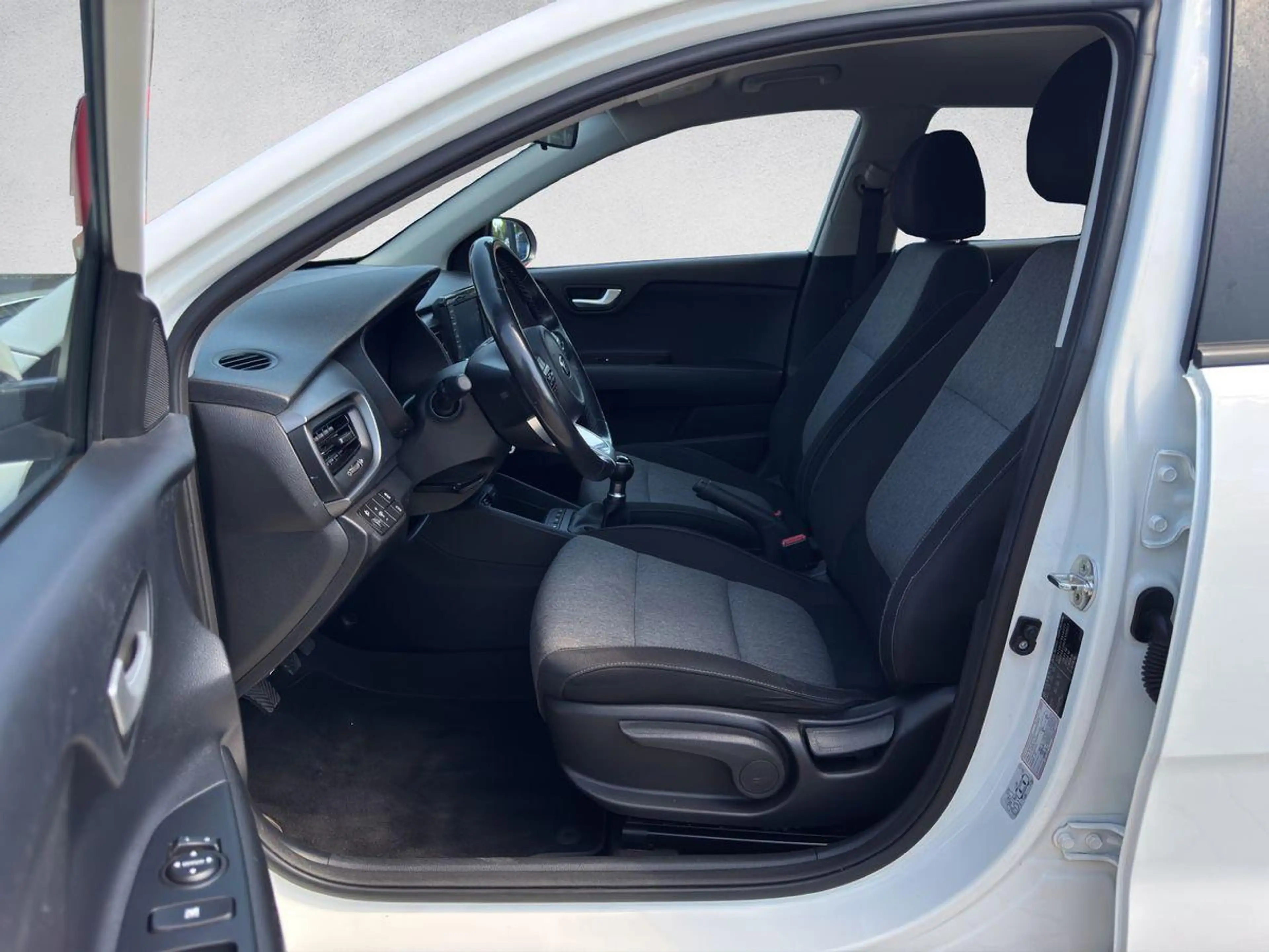 Kia Stonic 1.2 Edition7 Klima Sitz+Lenkheiz Einparkh — photo 11