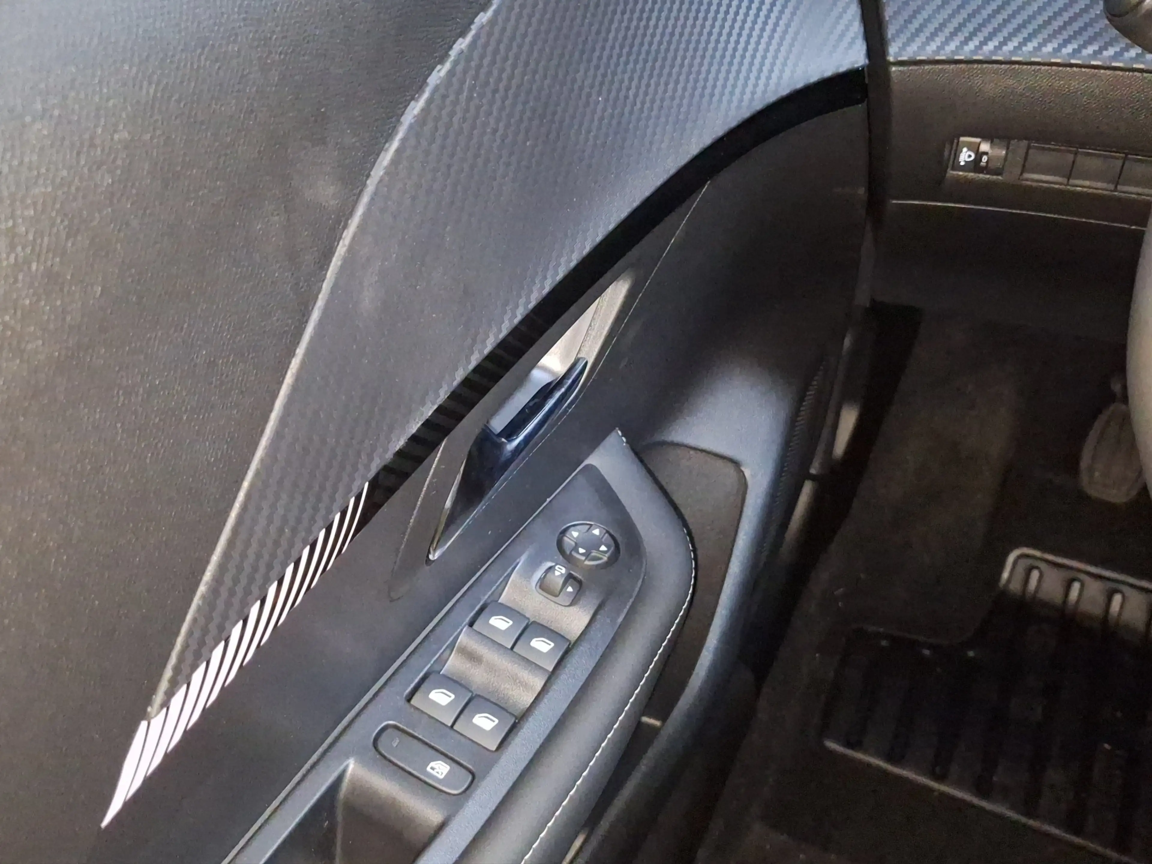 Peugeot 208 1.2 Turbo 100 Allure LED+Navi+SHZ+360+Kam. — photo 10
