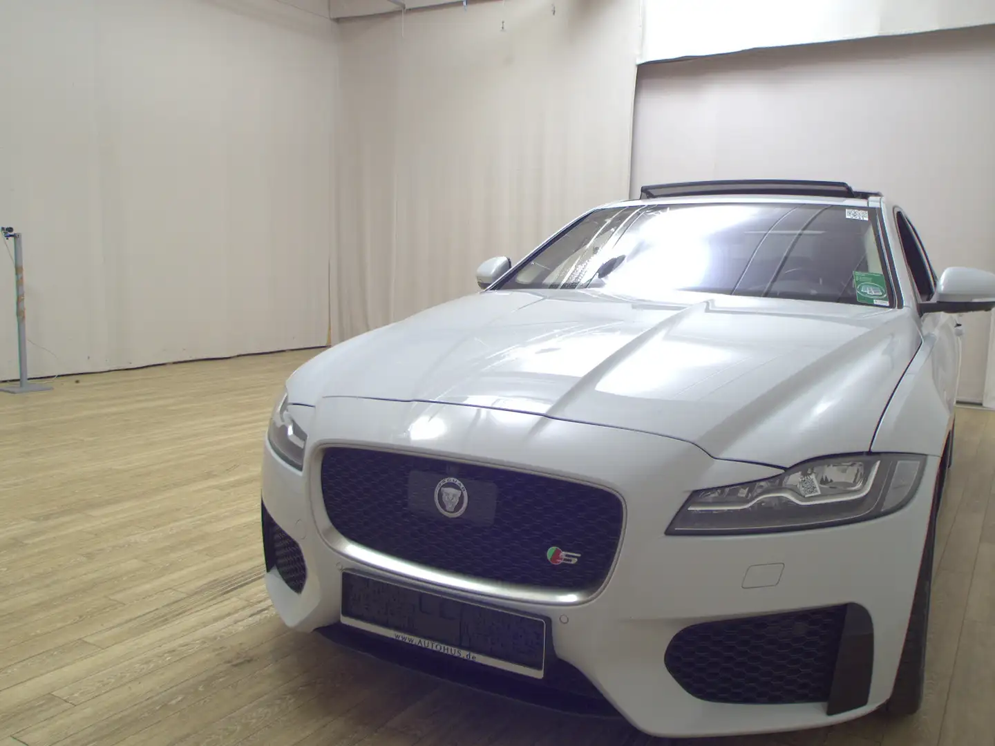 Jaguar XF 3.0 V6 Kopressor AWD Meridian LED Pano HuD BiXenon Weiß - 2