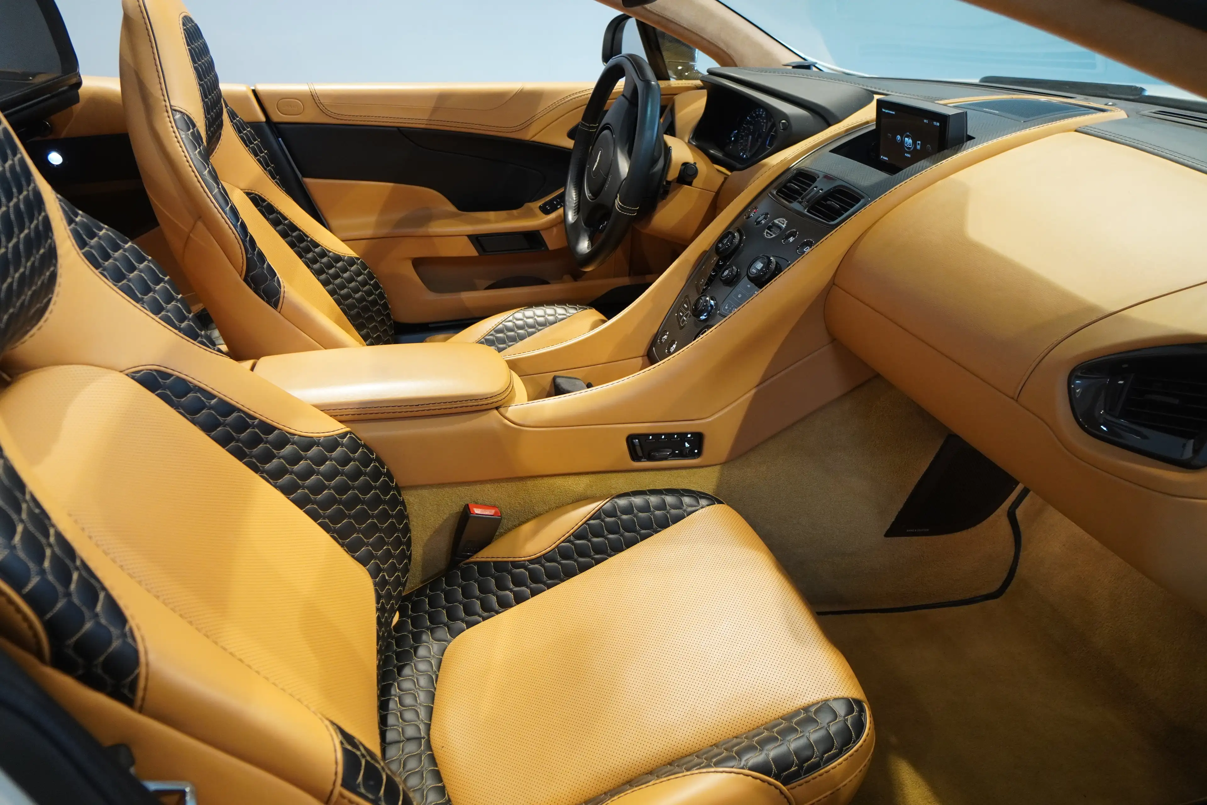 Aston Martin Vanquish Vanquish Volante-BRD-U-frei-Frost White — photo 10