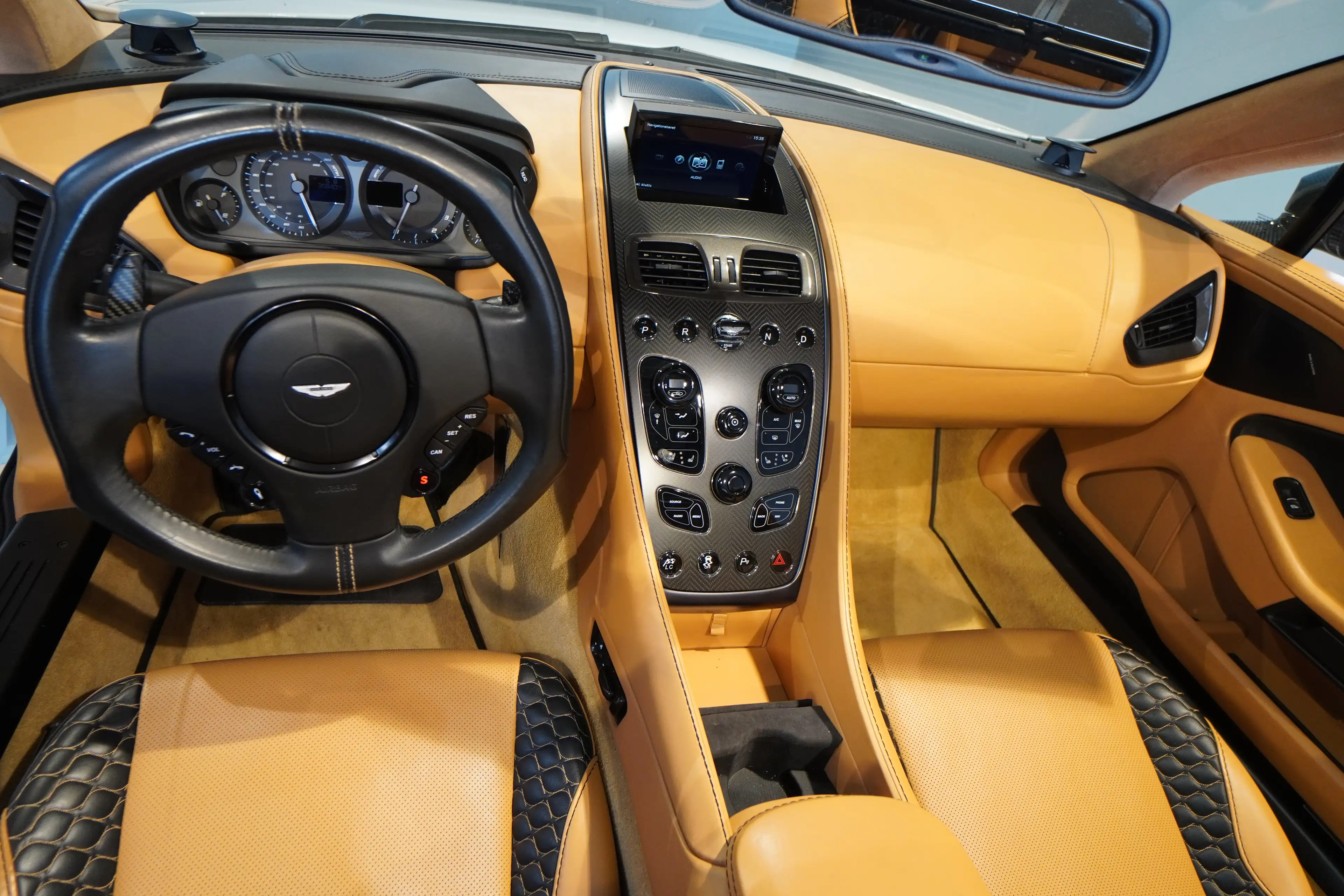 Aston Martin Vanquish Vanquish Volante-BRD-U-frei-Frost White — photo 7