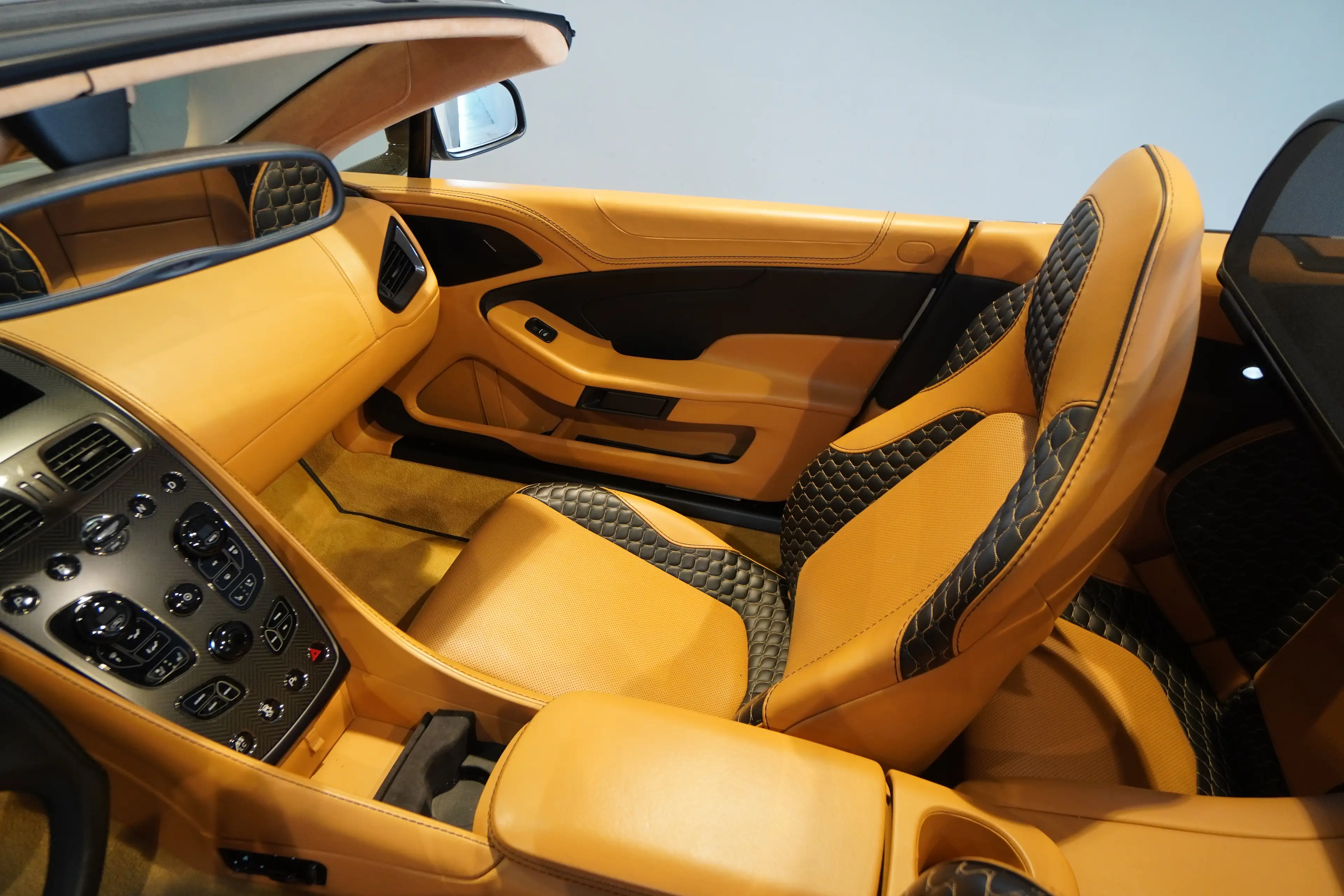 Aston Martin Vanquish Vanquish Volante-BRD-U-frei-Frost White — photo 8