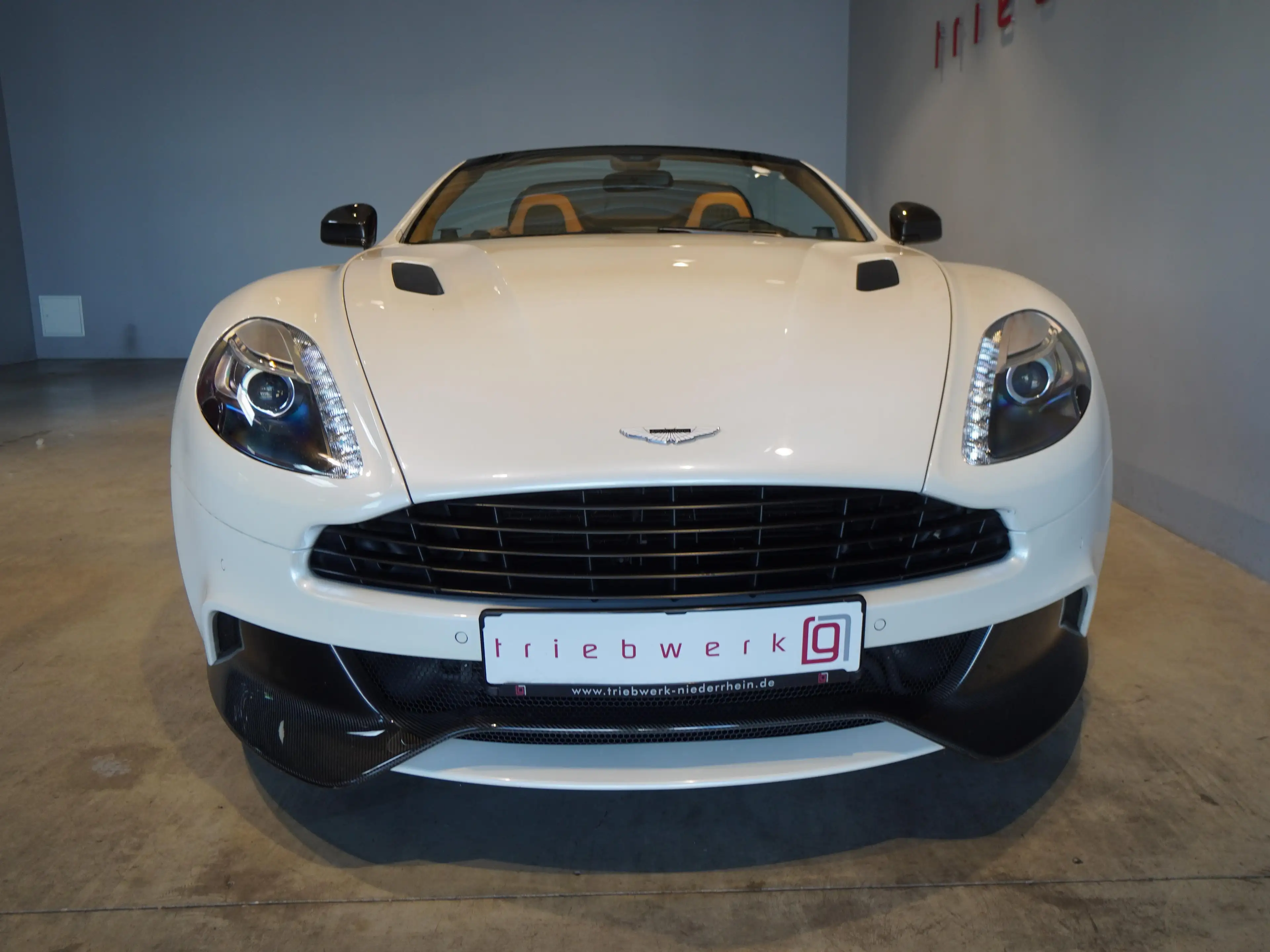 Aston Martin Vanquish Vanquish Volante-BRD-U-frei-Frost White — photo 15
