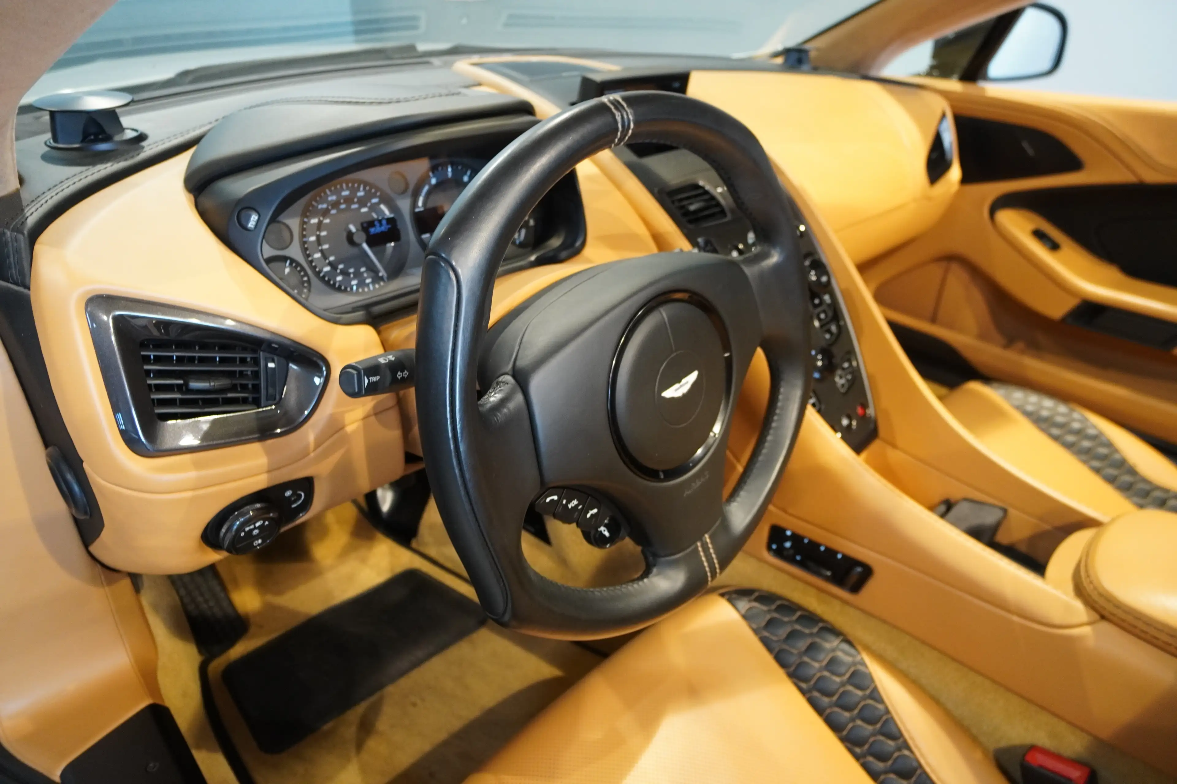 Aston Martin Vanquish Vanquish Volante-BRD-U-frei-Frost White — photo 6