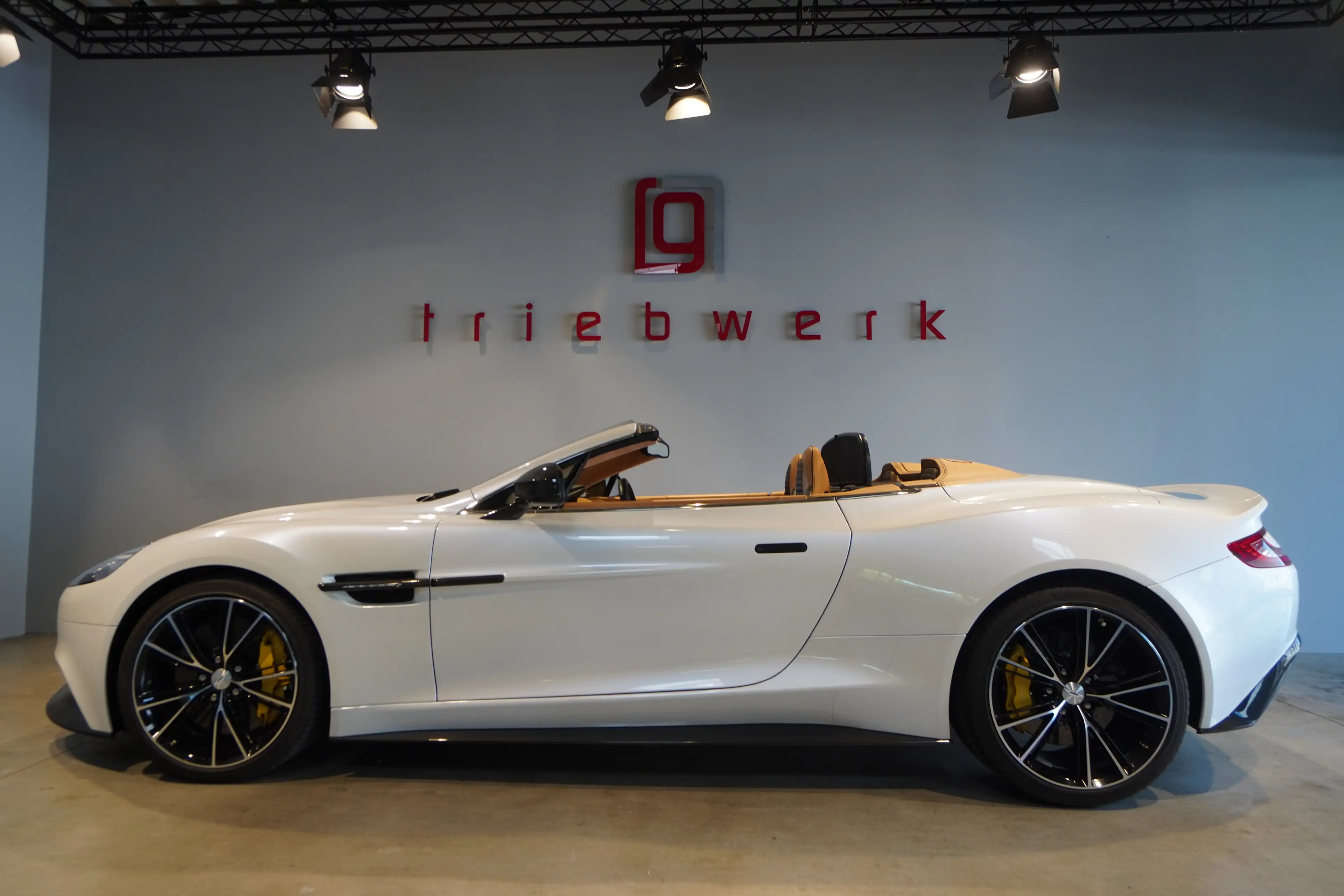 Aston Martin Vanquish Vanquish Volante-BRD-U-frei-Frost White — photo 13