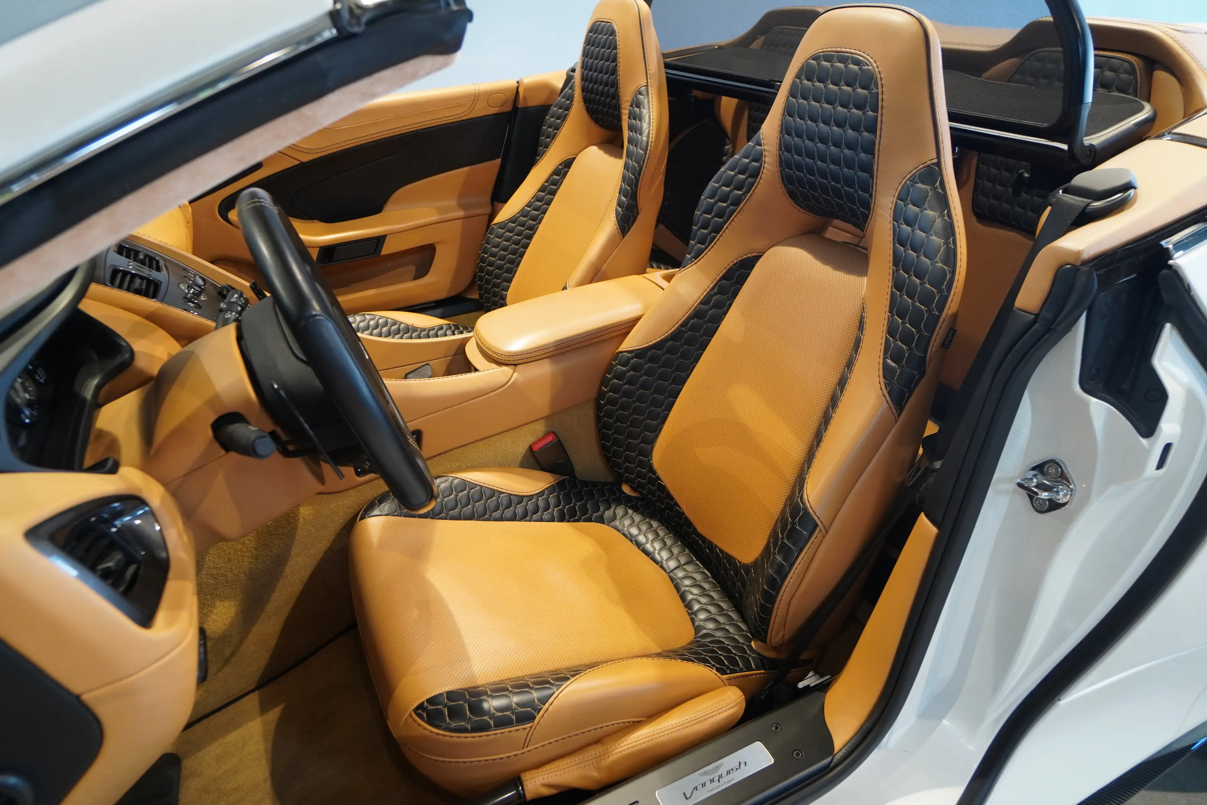 Aston Martin Vanquish Vanquish Volante-BRD-U-frei-Frost White — photo 9