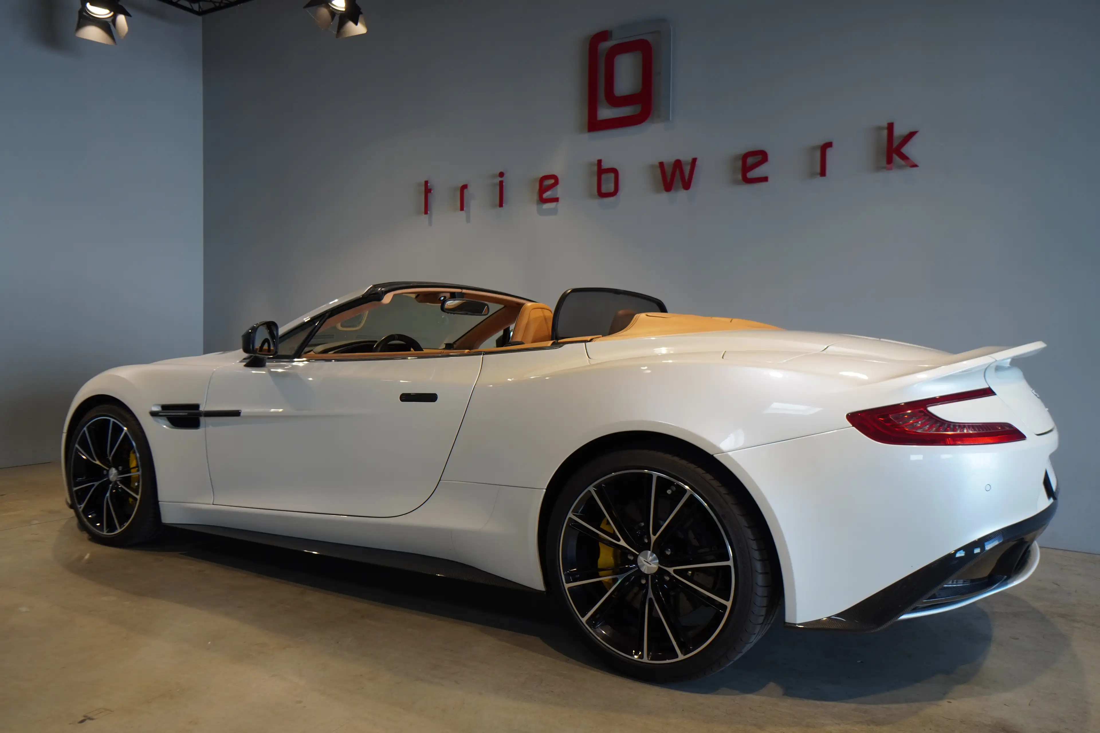 Aston Martin Vanquish Vanquish Volante-BRD-U-frei-Frost White — photo 3