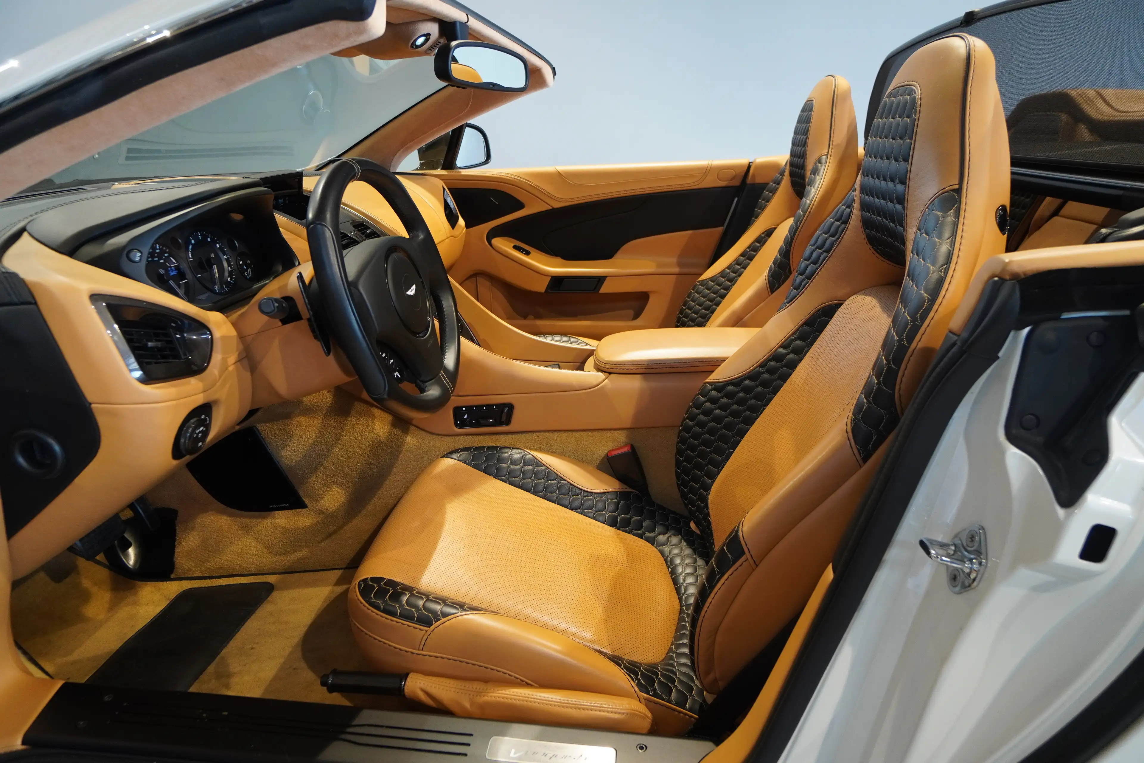 Aston Martin Vanquish Vanquish Volante-BRD-U-frei-Frost White — photo 5