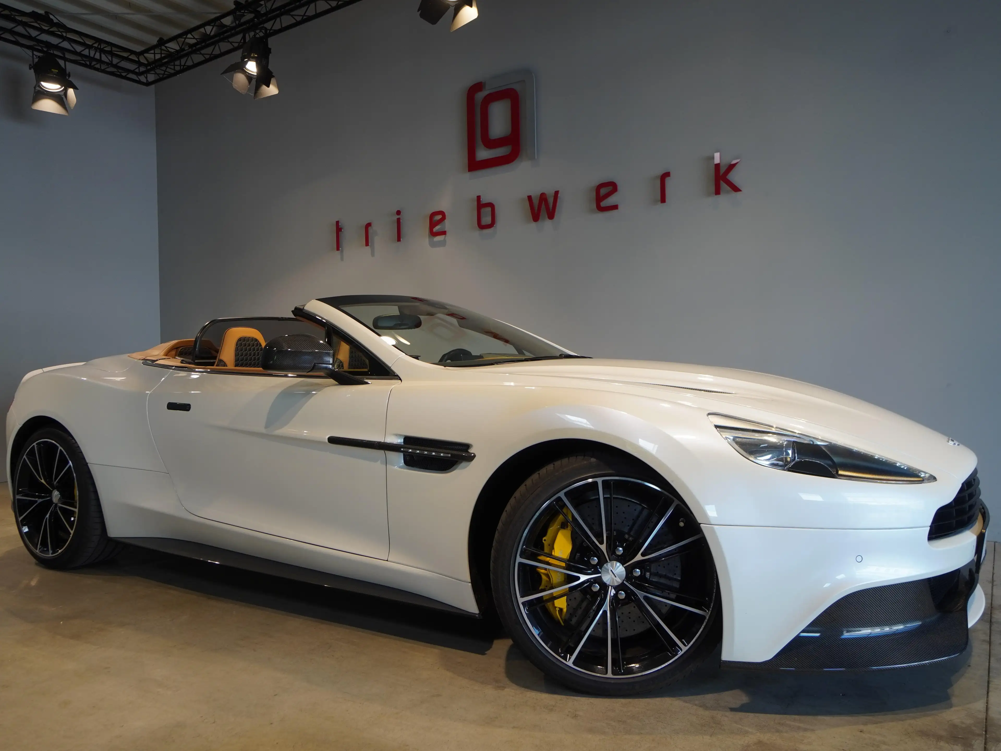 Aston Martin Vanquish Vanquish Volante-BRD-U-frei-Frost White — photo 2