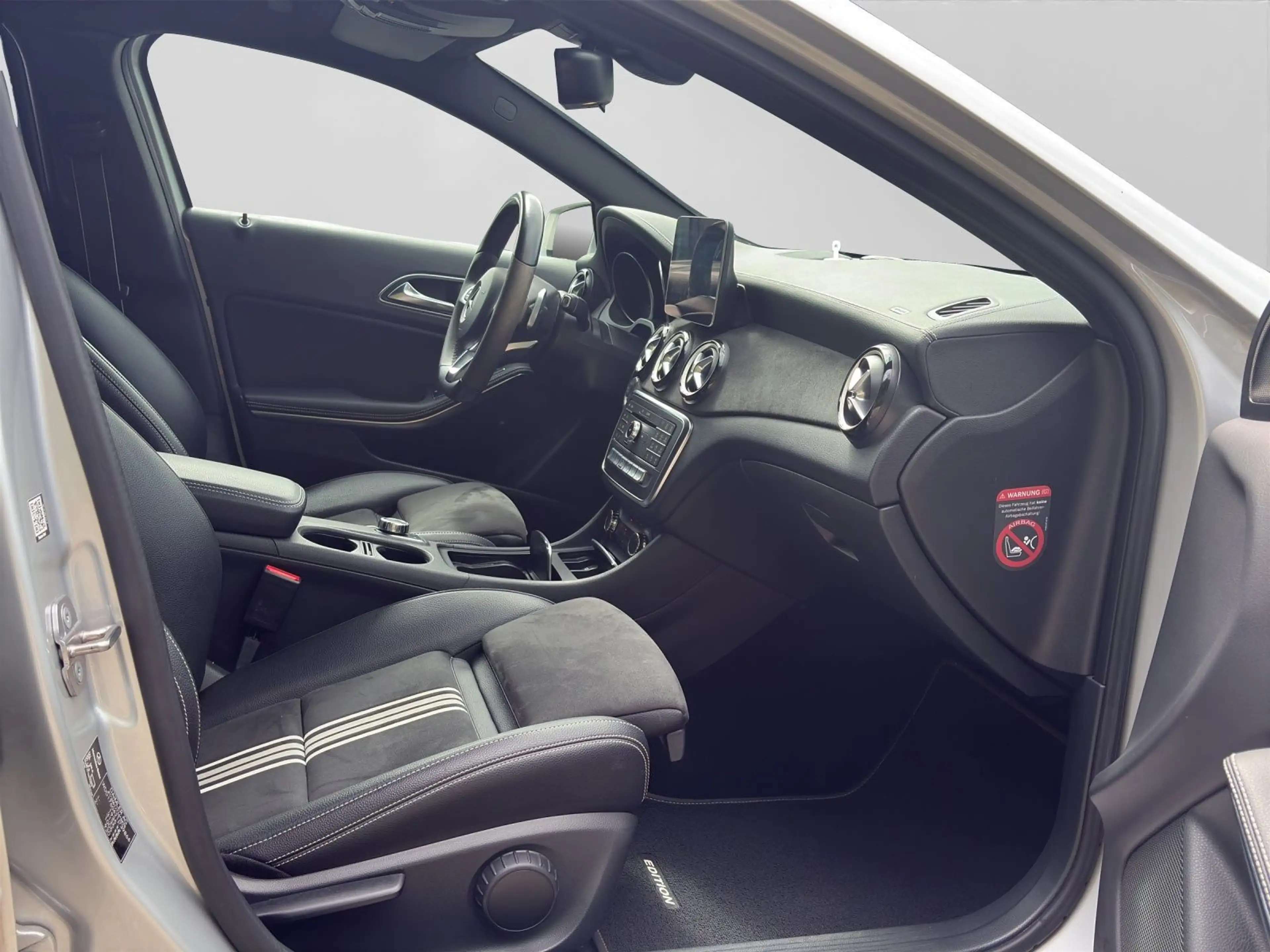 Mercedes-Benz A 180 DCT AMG LINE LM18 LED SHZ — photo 4