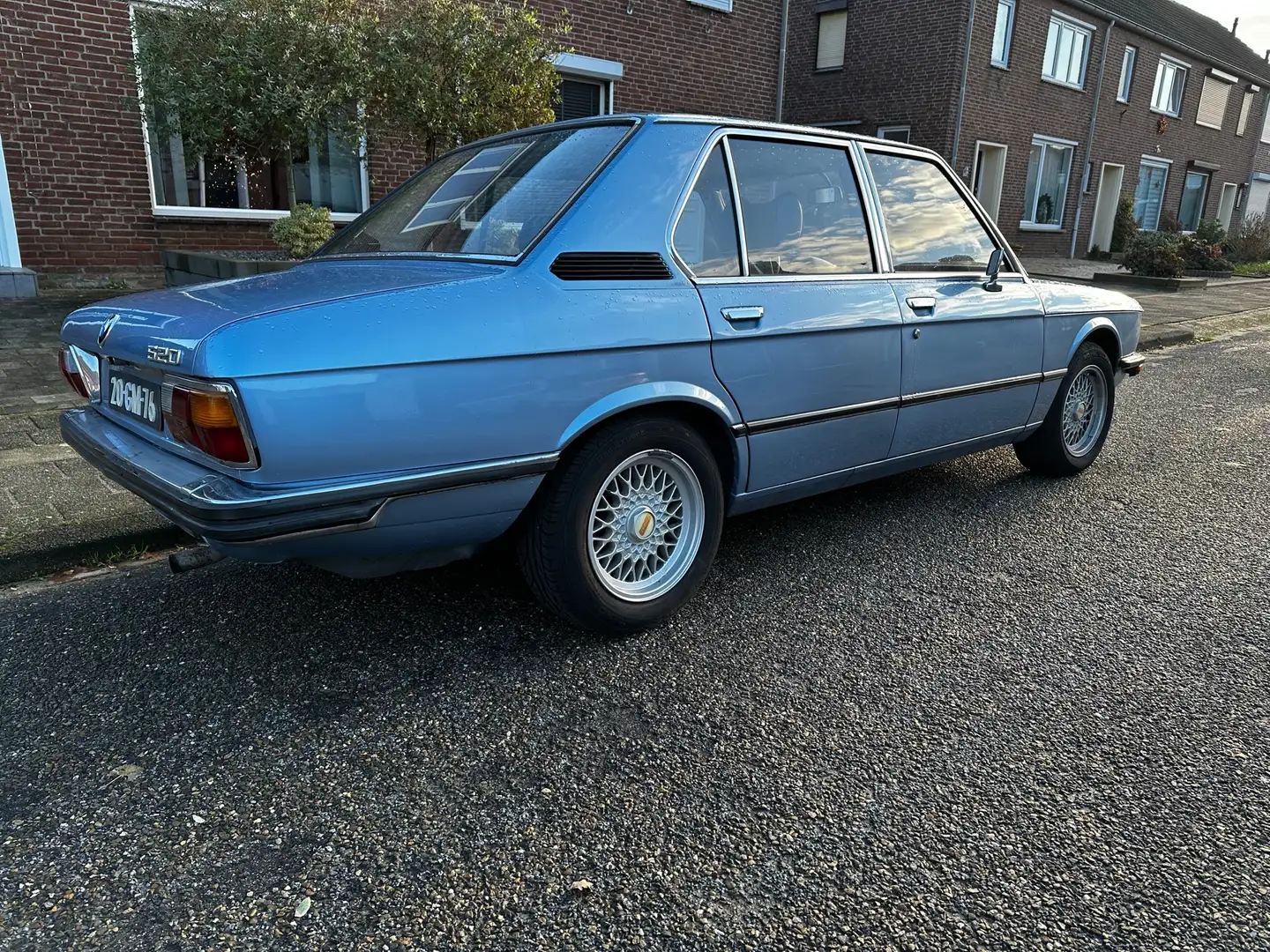 BMW 520 plava - 2
