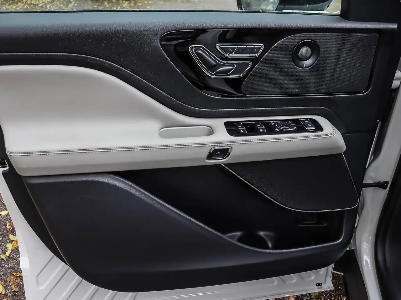 Lincoln Aviator снимка Lincoln Aviator