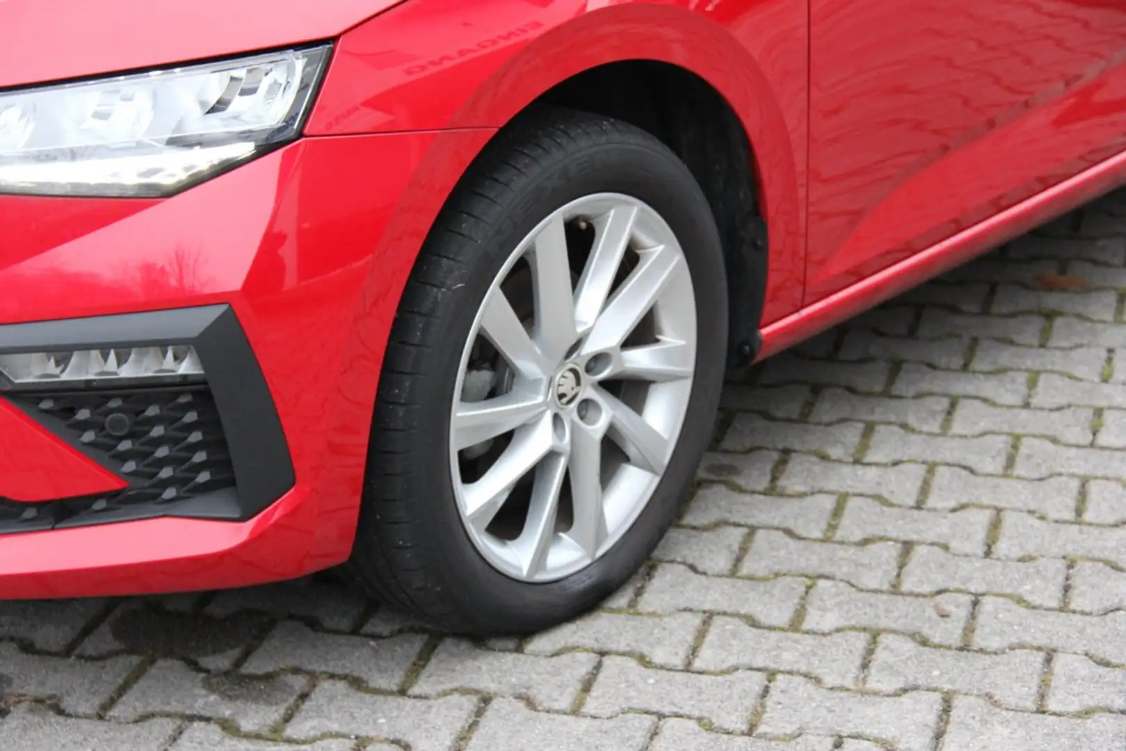 Skoda Scala Facelift Selection LED Sunset wirelessSL 17Z Rot - 2