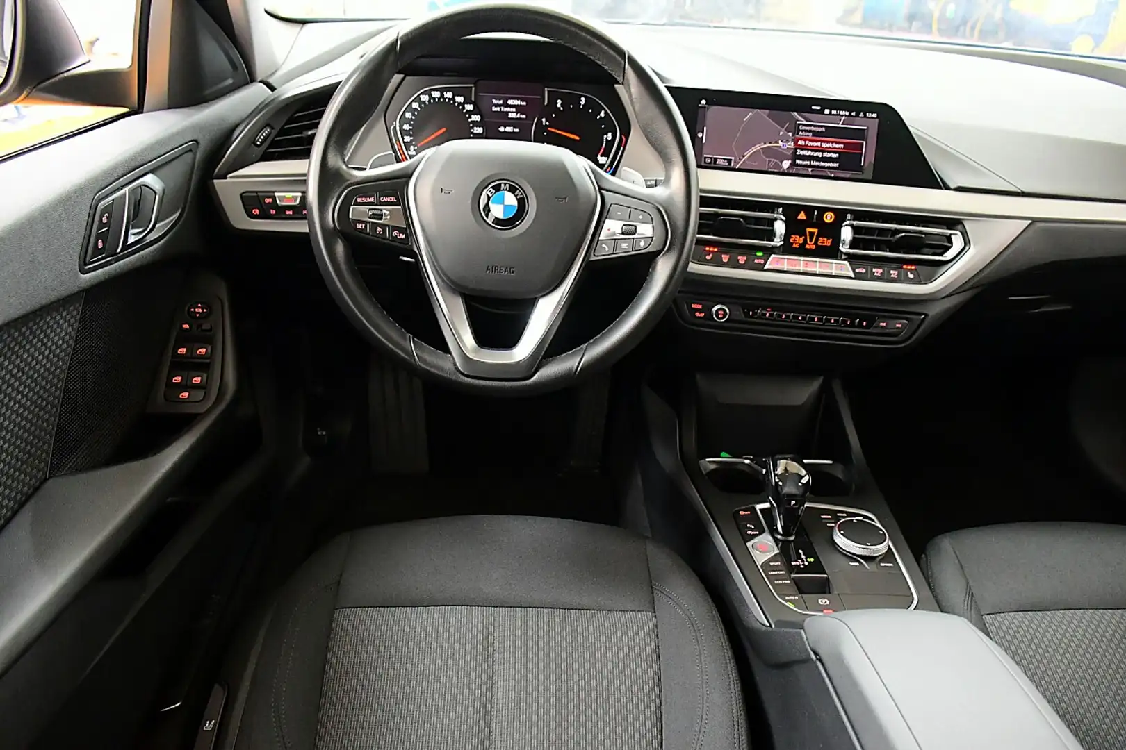 BMW 118 d Aut. Grau - 2