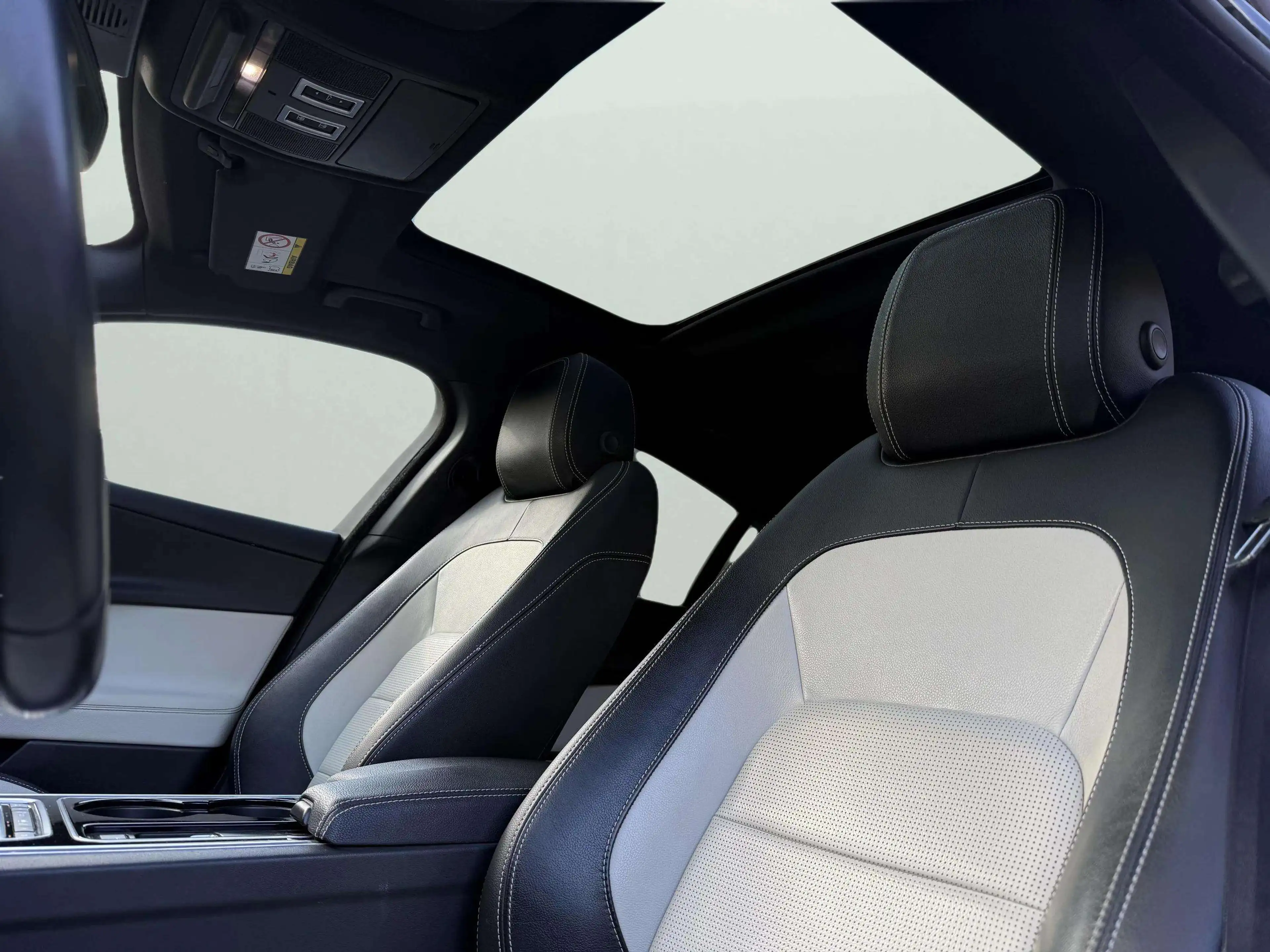 Jaguar XE XE 2.0 D E-Performance R-Sport — photo 12