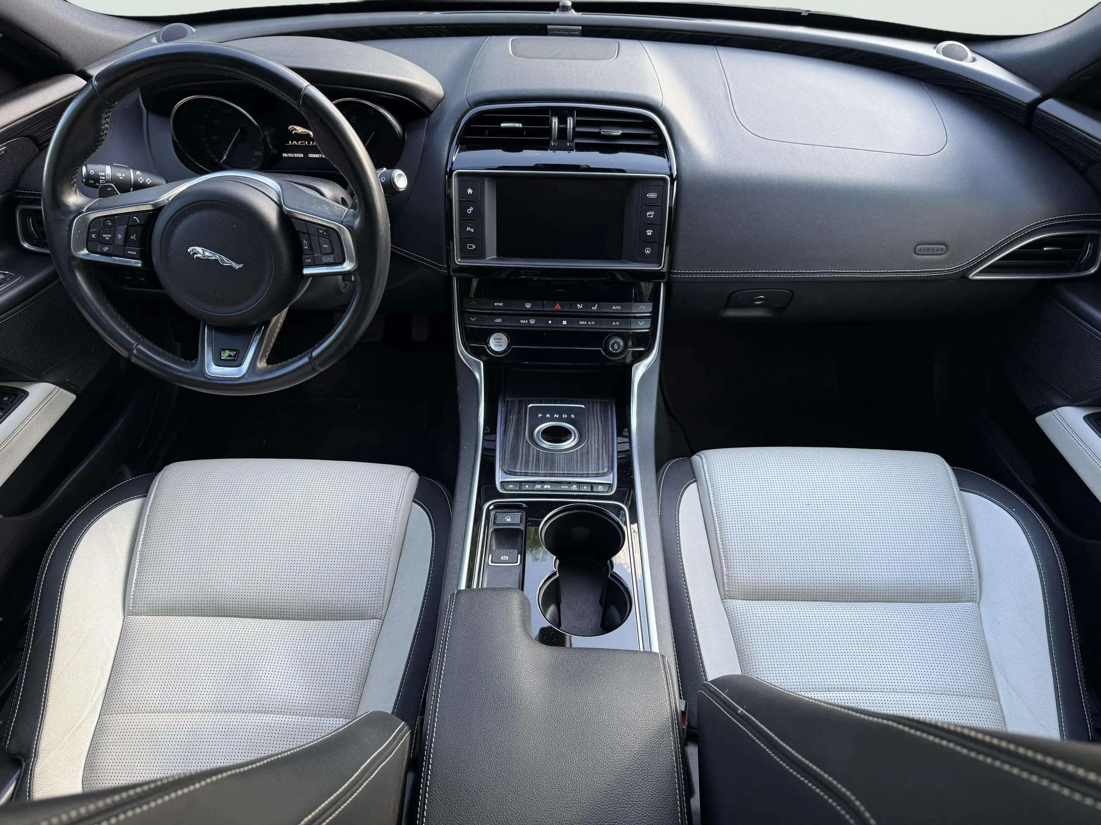 Jaguar XE XE 2.0 D E-Performance R-Sport — photo 14