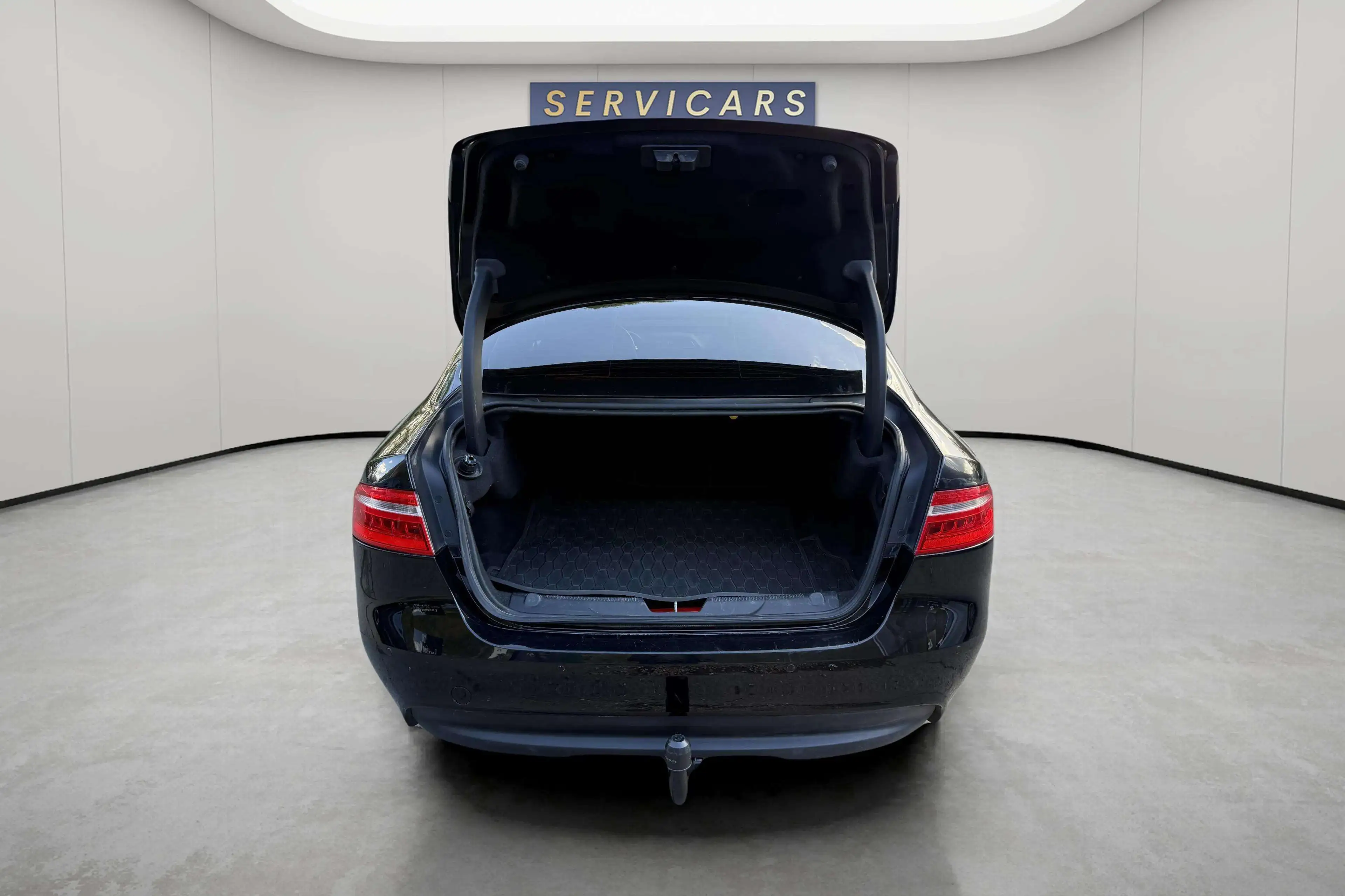 Jaguar XE XE 2.0 D E-Performance R-Sport — photo 7