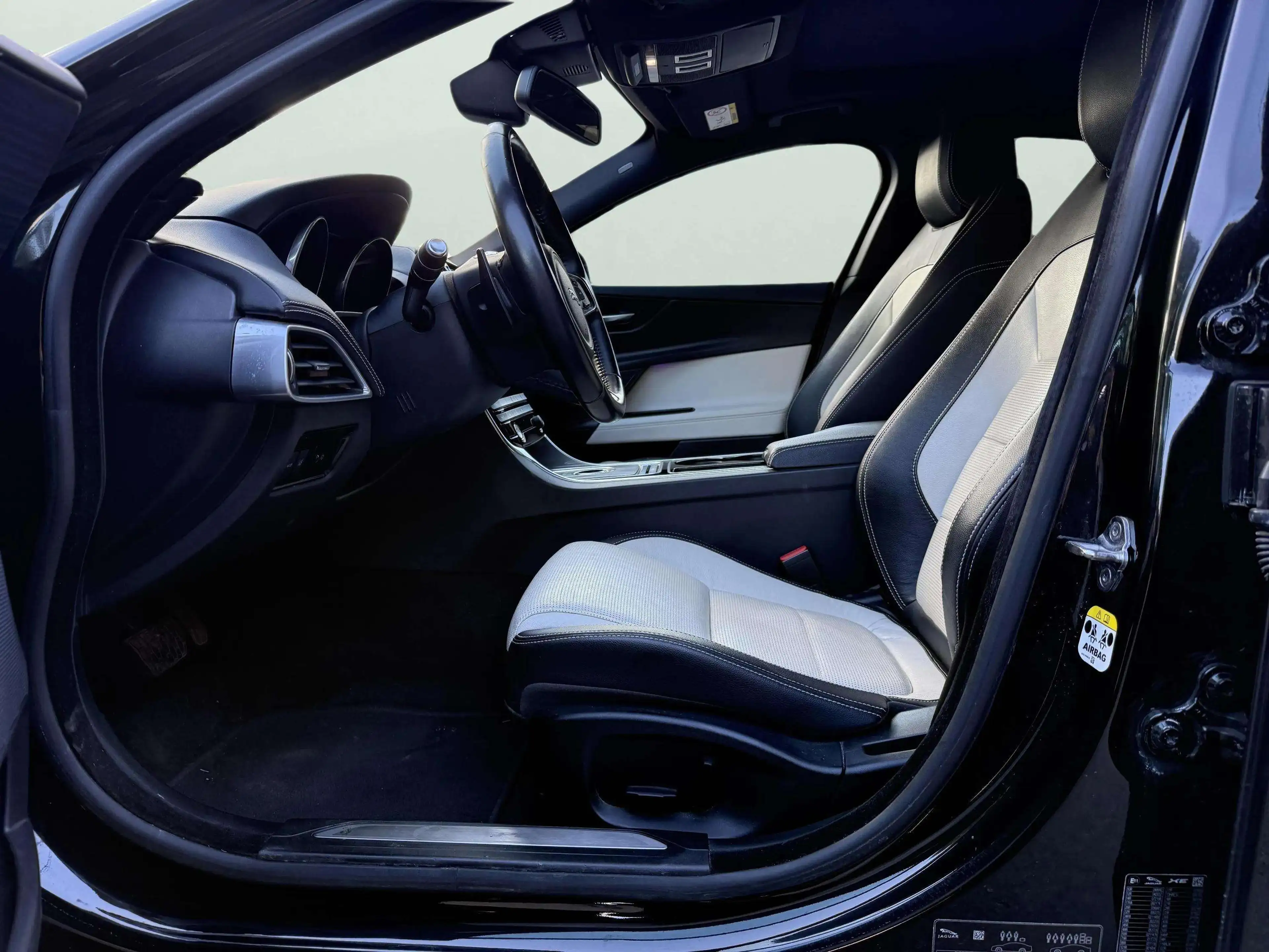 Jaguar XE XE 2.0 D E-Performance R-Sport — photo 10