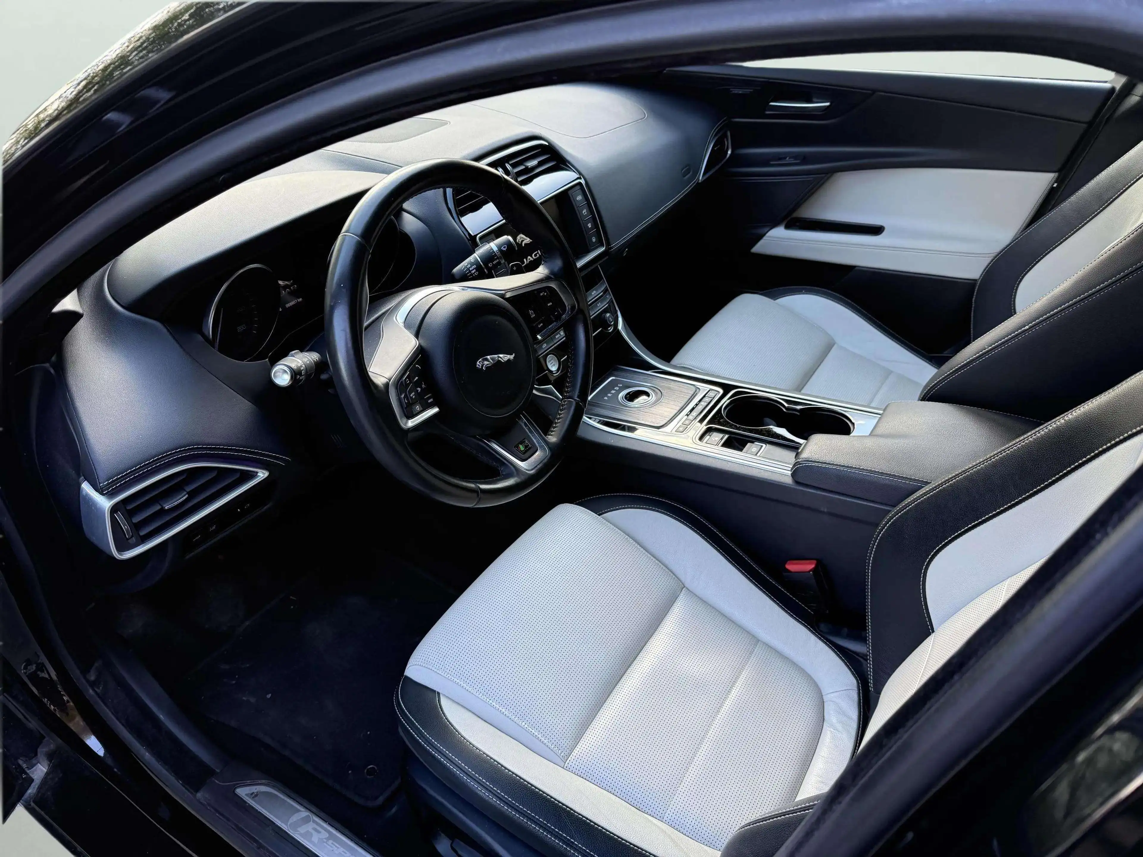 Jaguar XE XE 2.0 D E-Performance R-Sport — photo 11