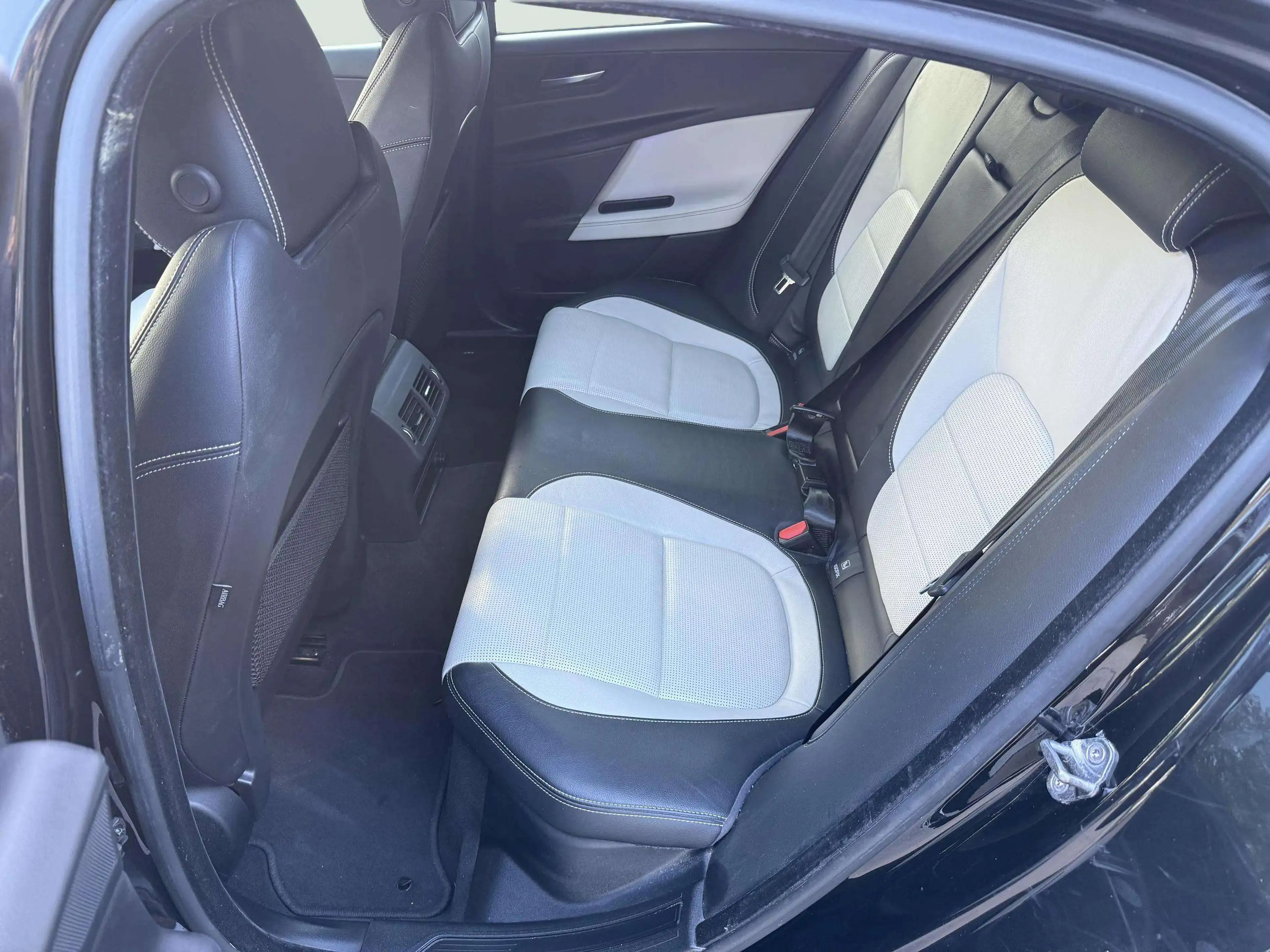 Jaguar XE XE 2.0 D E-Performance R-Sport — photo 13