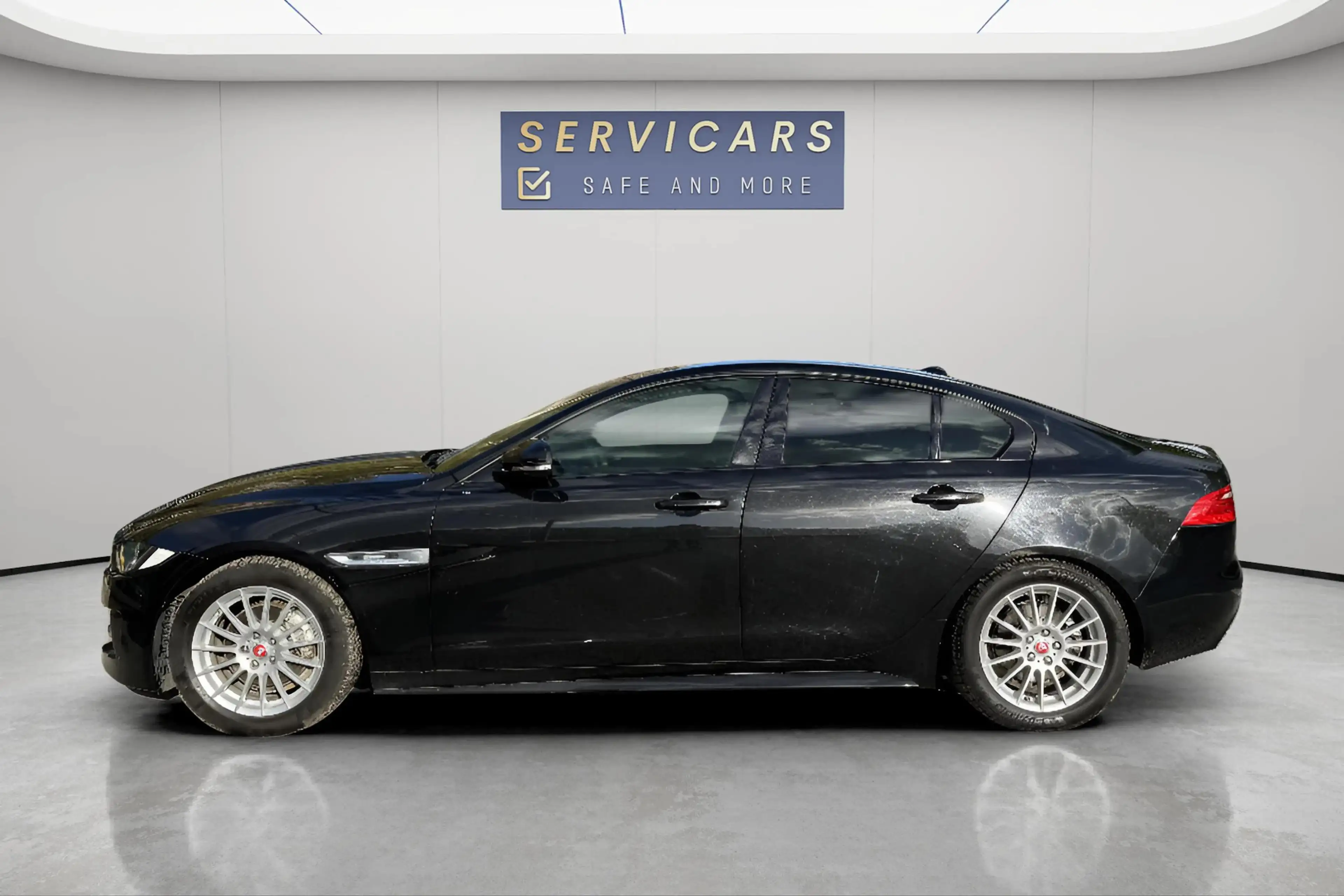 Jaguar XE XE 2.0 D E-Performance R-Sport — photo 9