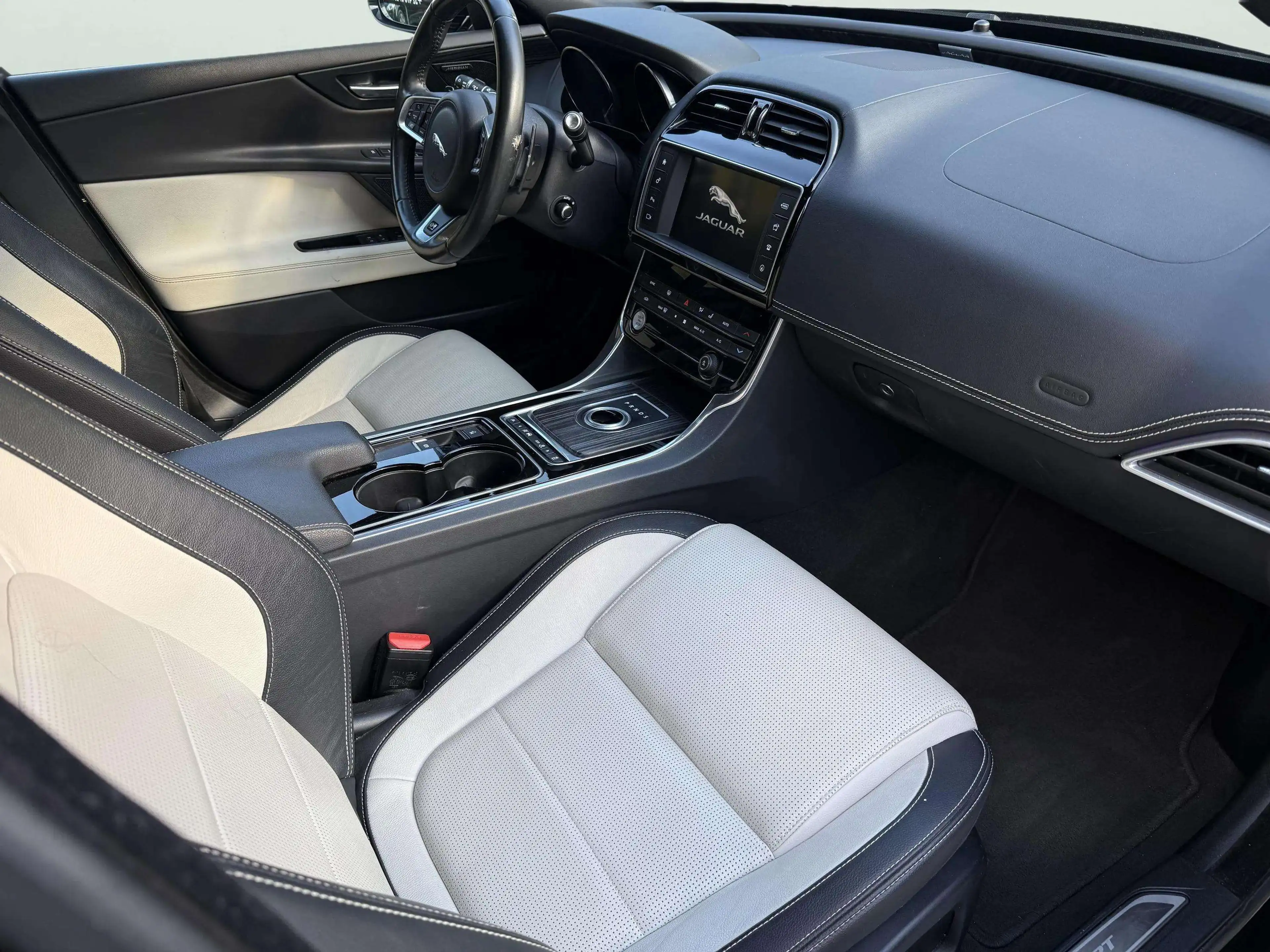 Jaguar XE XE 2.0 D E-Performance R-Sport — photo 15