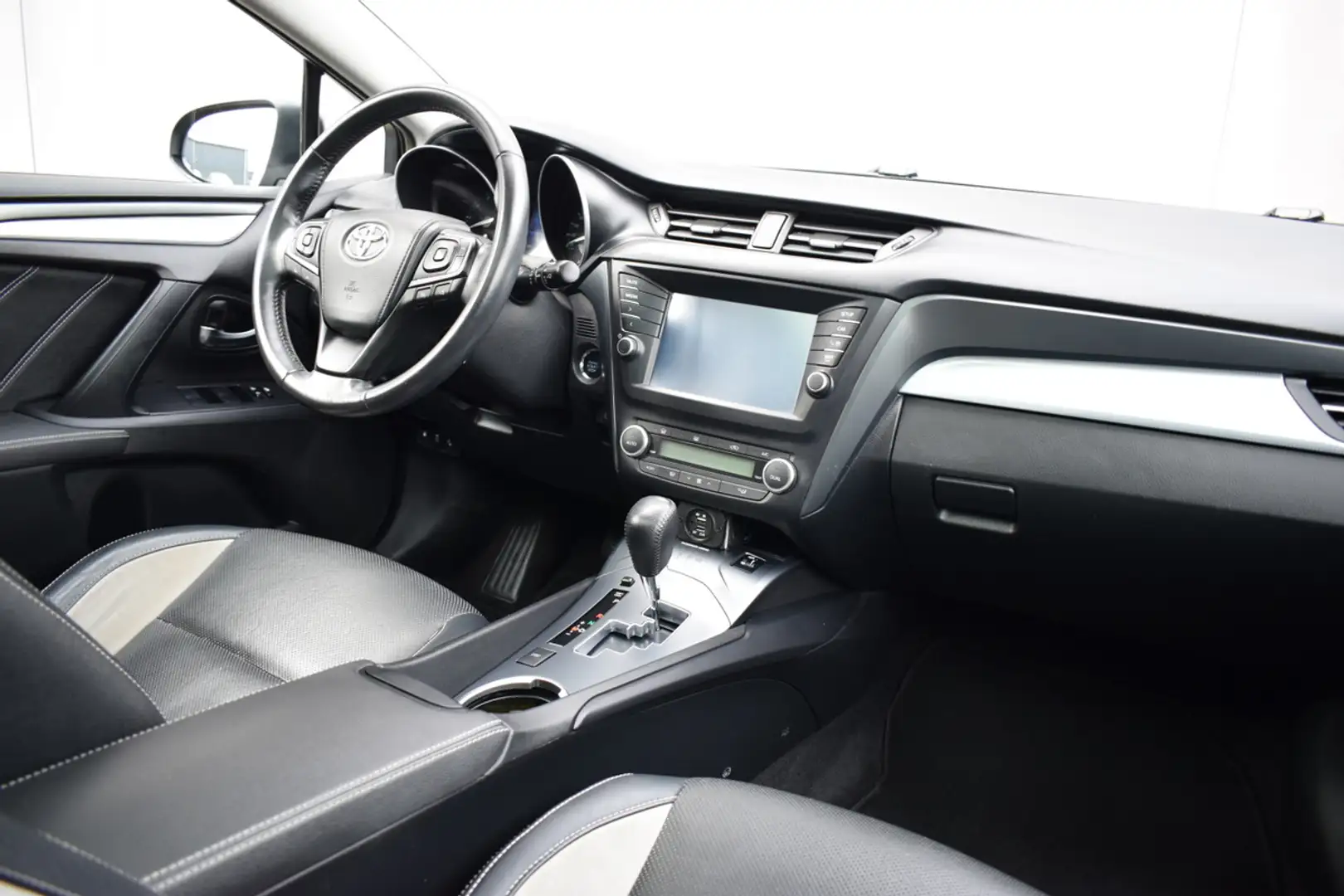 Toyota Avensis Touring Sports 1.8 VVT-i Automaat Executive Panora Grijs - 2