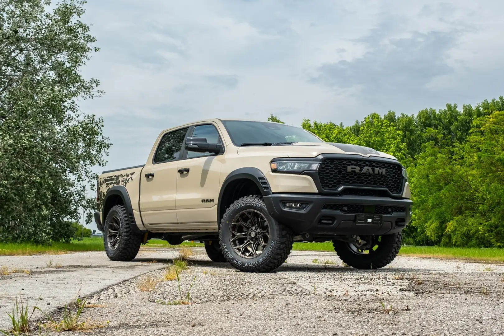 Dodge RAM 1500 REBEL "RHINO X" - CREW CAB 4x4 3.0L I-6 HUR Beige - 2