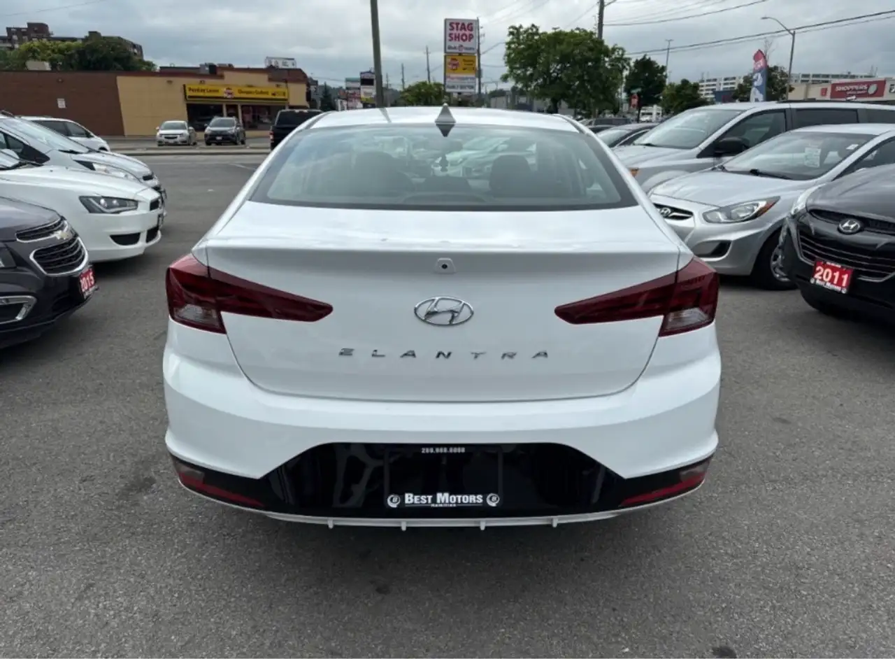 Hyundai ELANTRA photo Hyundai ELANTRA