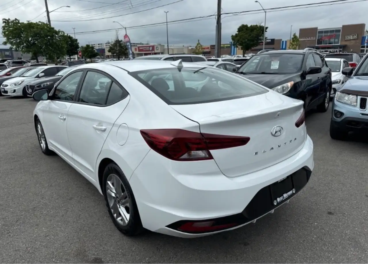 Hyundai ELANTRA photo Hyundai ELANTRA