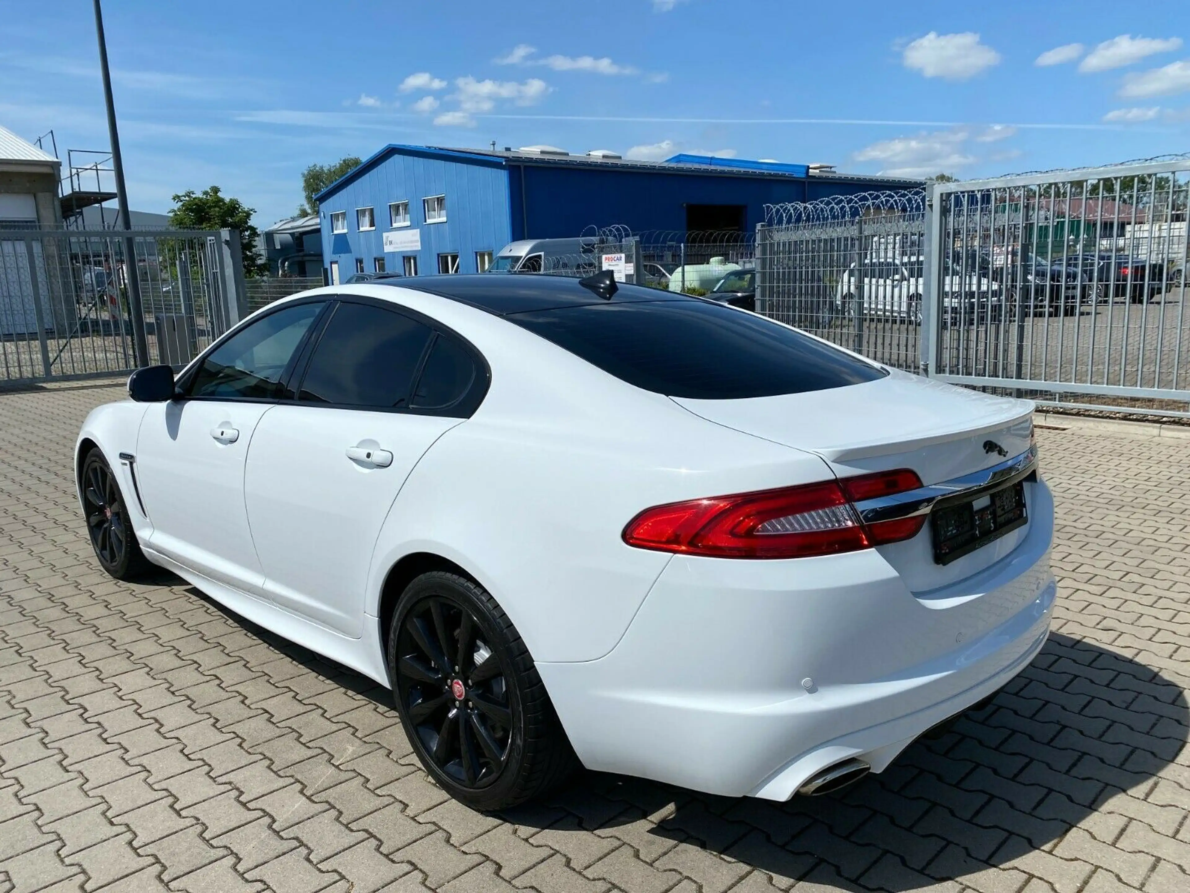 Jaguar XF 3.0 V6 Diesel R-Sport — photo 7