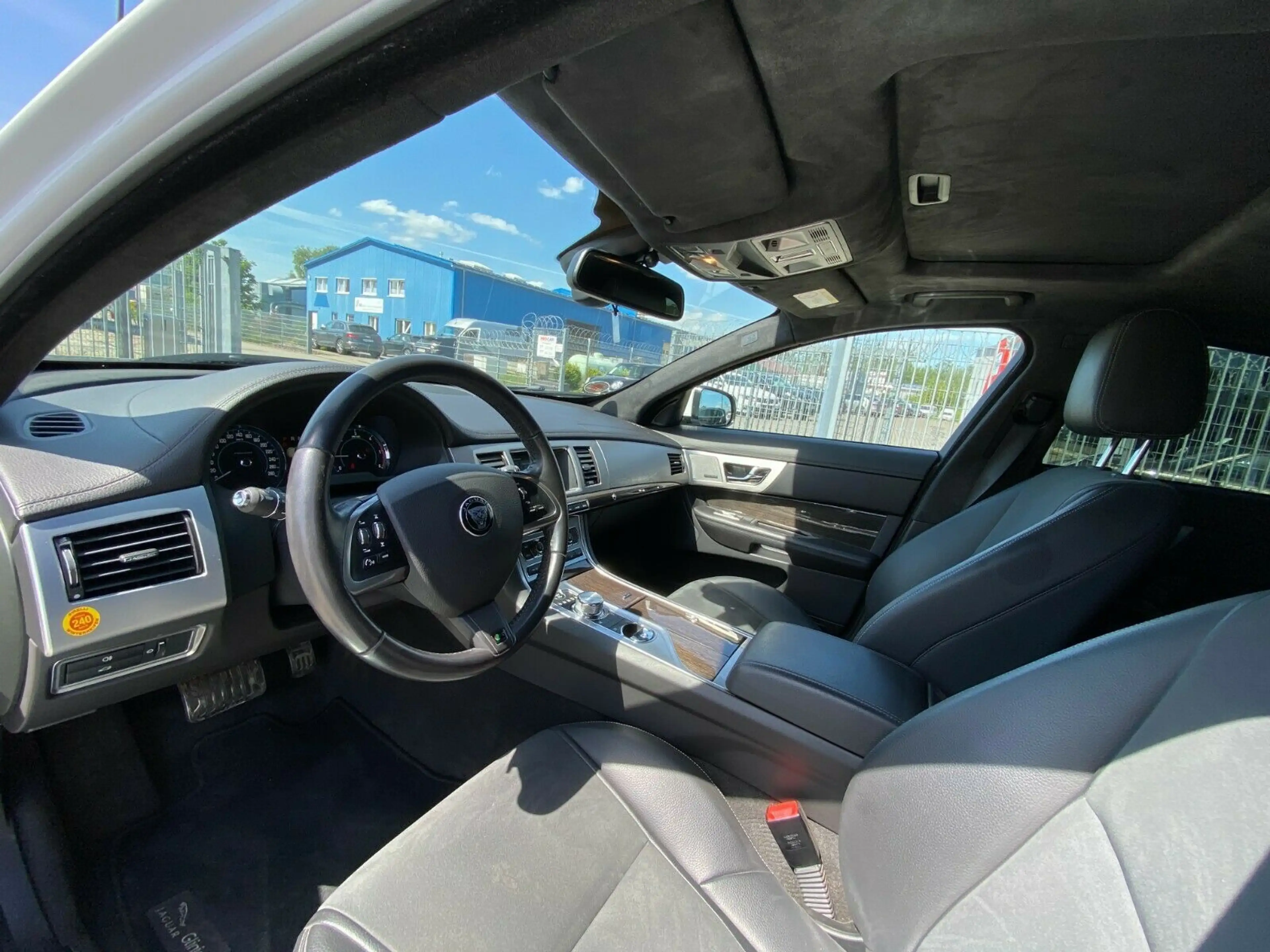 Jaguar XF 3.0 V6 Diesel R-Sport — photo 8