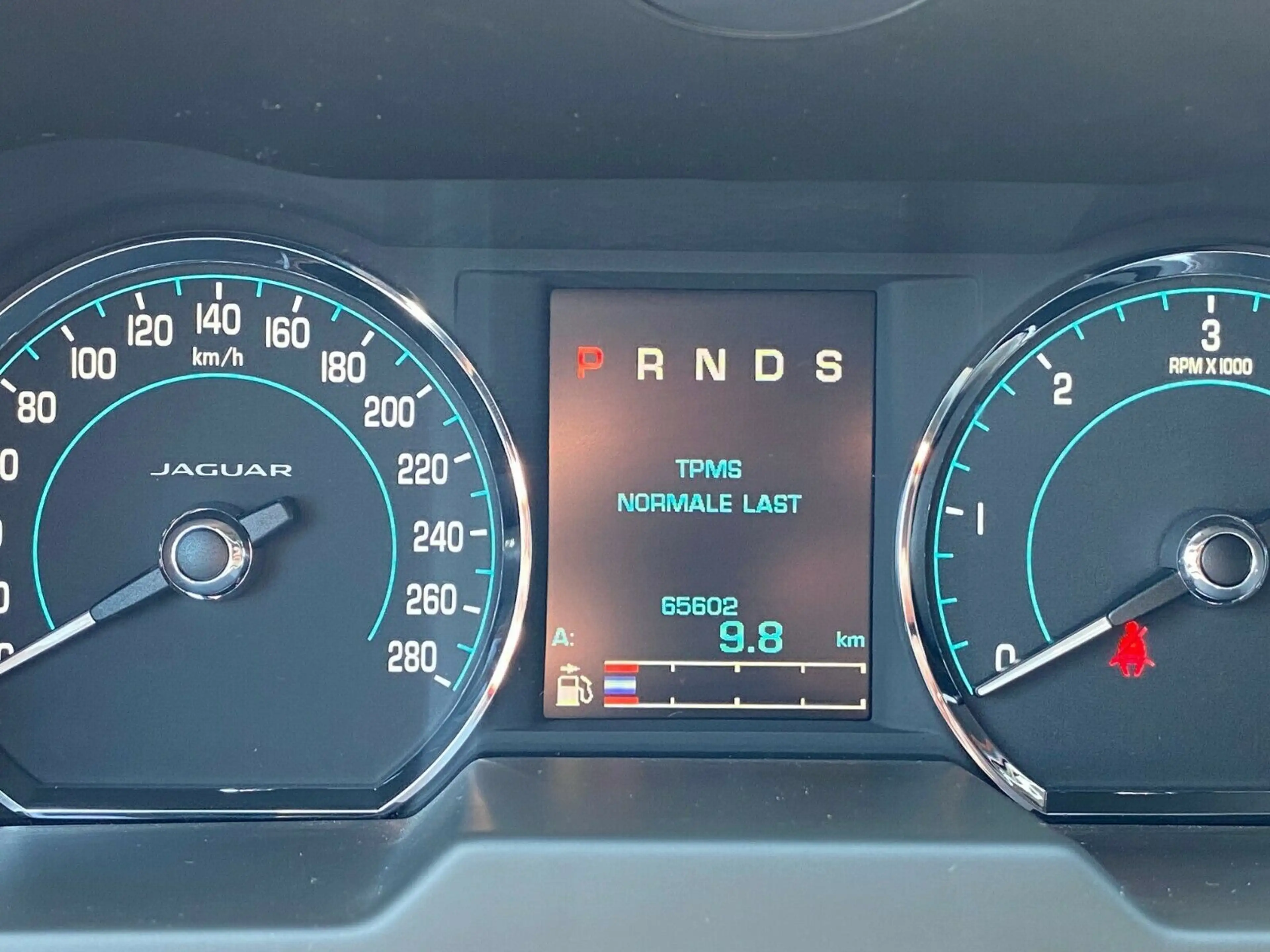 Jaguar XF 3.0 V6 Diesel R-Sport — photo 9