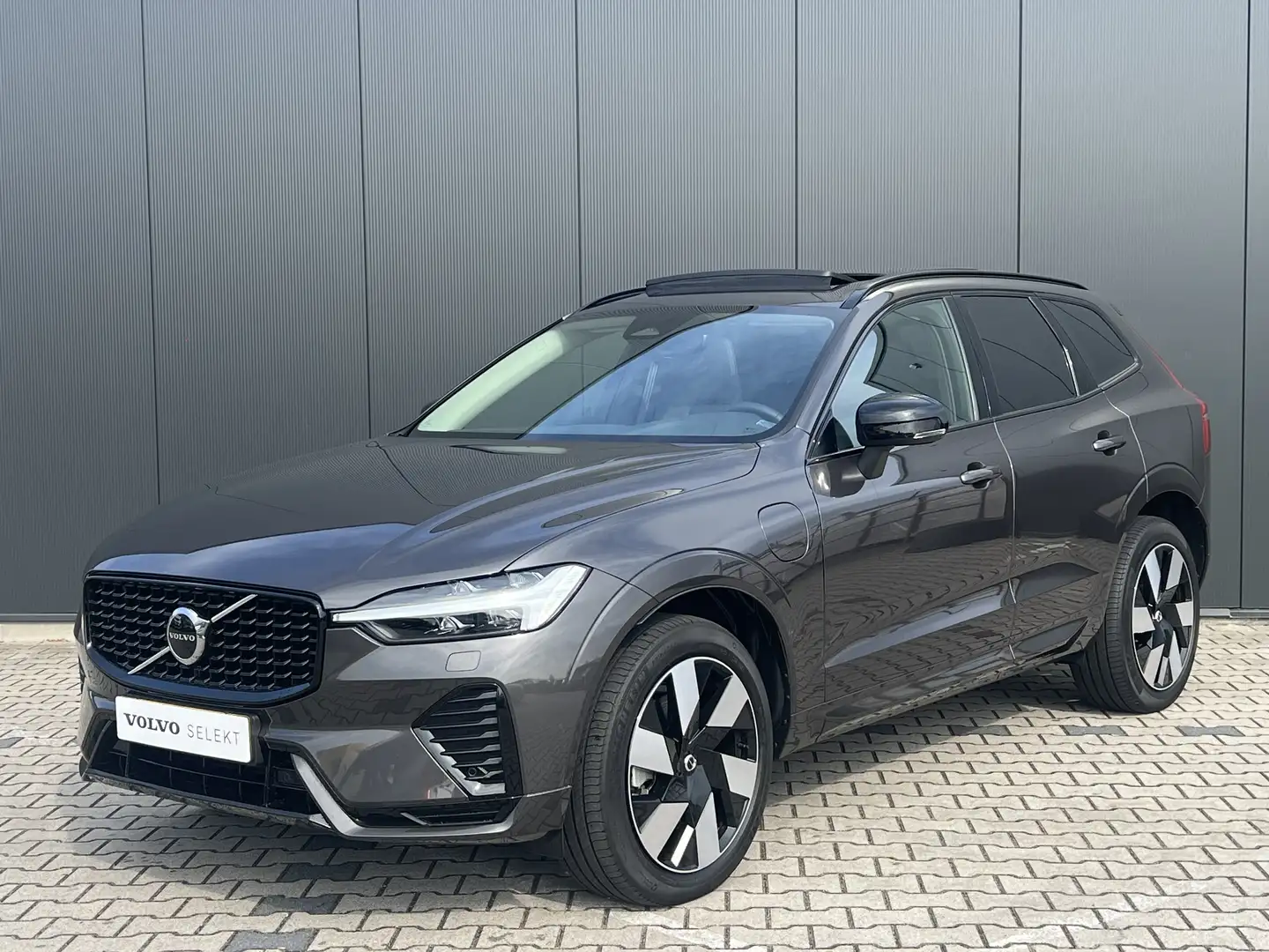 Volvo XC60 T6 Plug-in hybrid AWD Plus Dark | Trekhaak | 20 In Grijs - 1