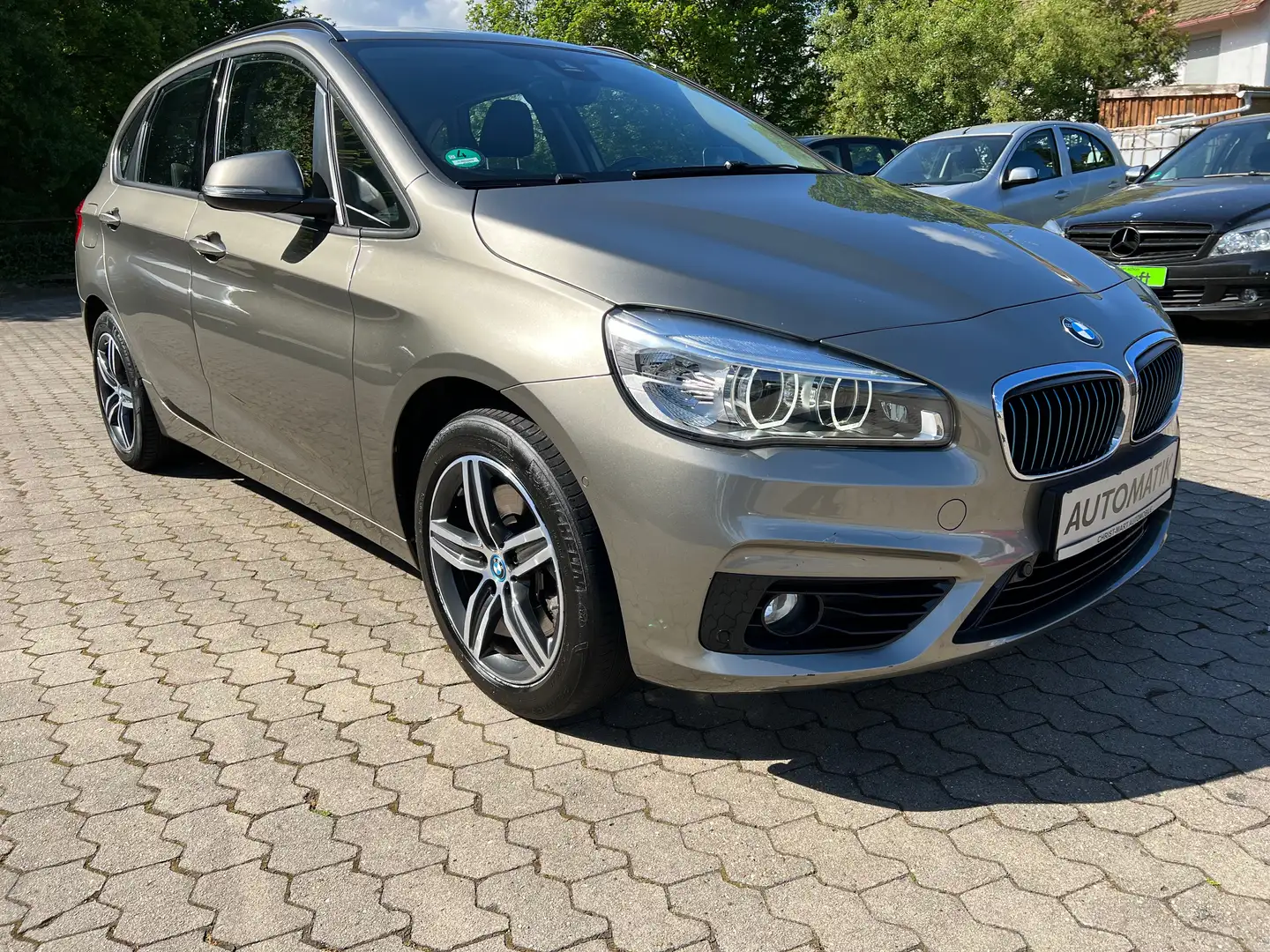 BMW 225 Baureihe 2 Active Tourer 225 xe Sport Line Allrad Stříbrná - 1