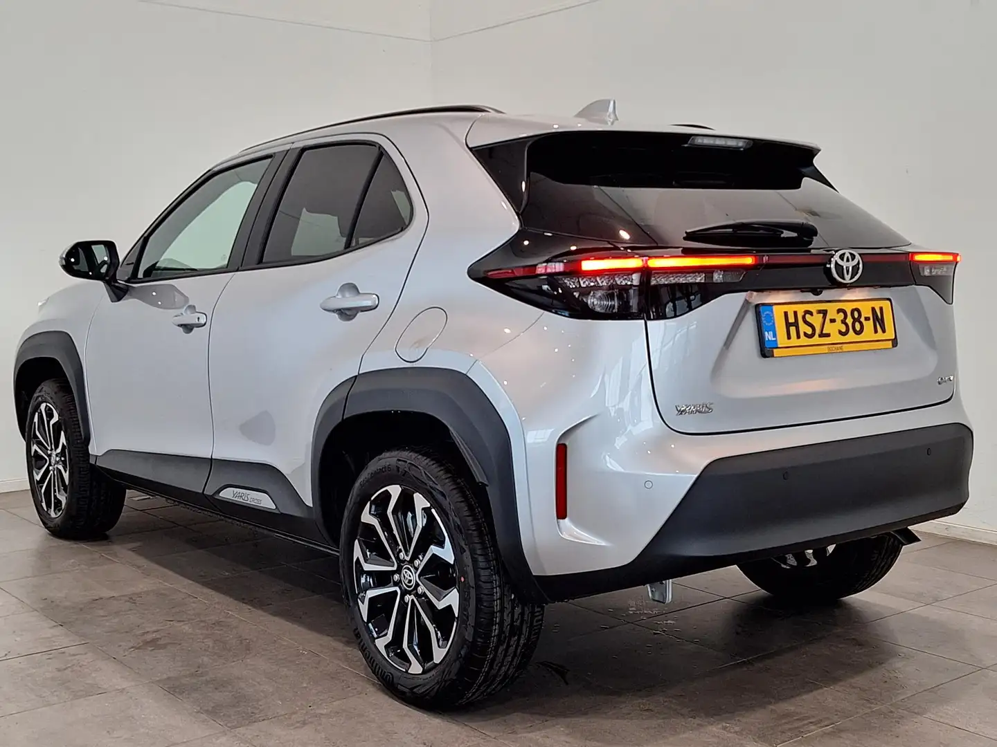Toyota Yaris Cross 1.5 Hybrid 115 First Edition | NIEUW! | Navigatie Grijs - 2