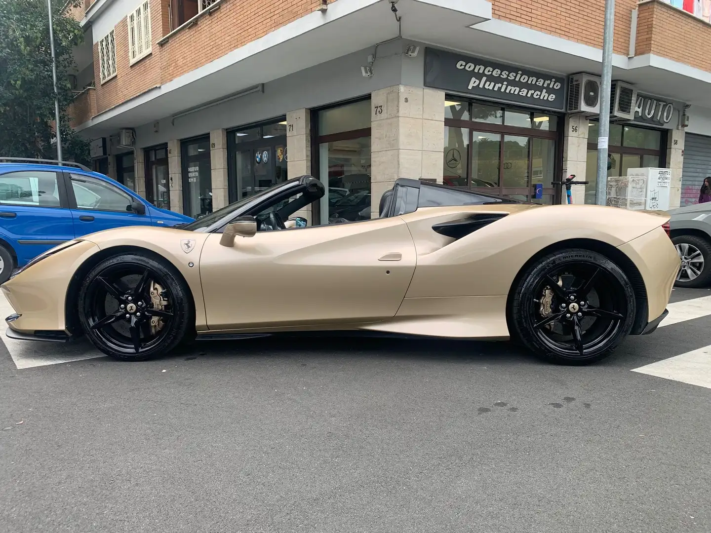 Ferrari F8 Tributo Spider GIALLA WRAP ORO SUB.LEASING GAR.UFF 7 ANNI Oro - 1