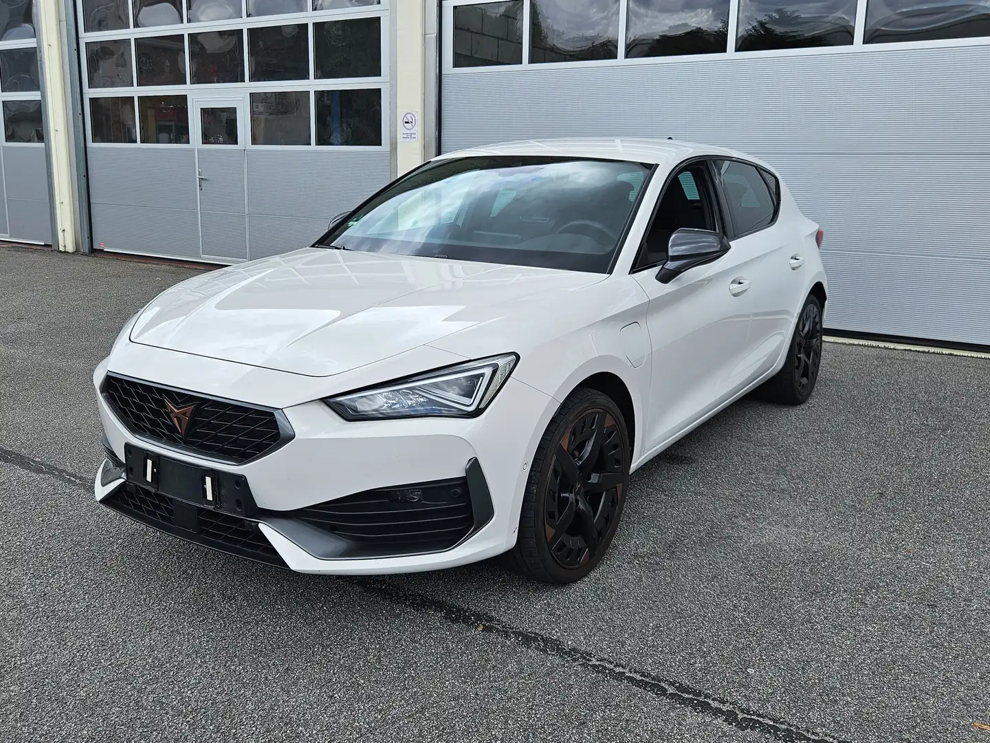 CUPRA Leon Leon 1.4 e-Hybrid (180 kW), 1. Hand, Garantie Weiß - 1
