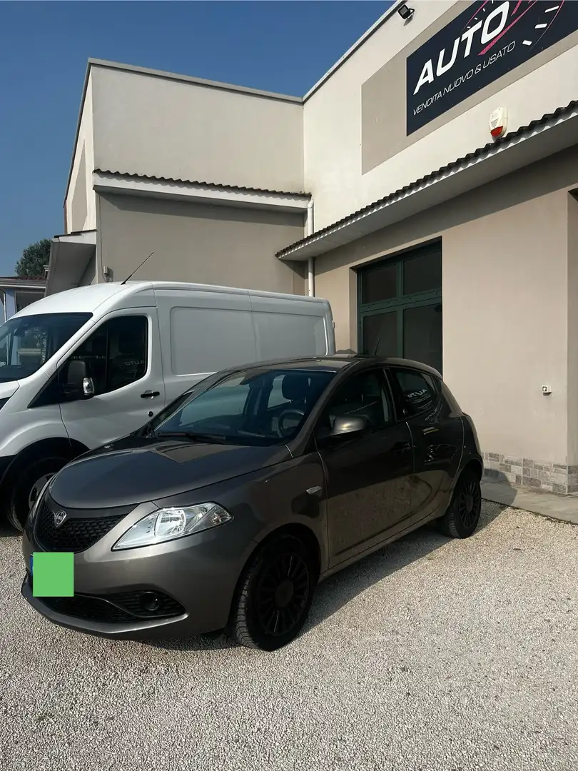 Lancia Ypsilon 1.0 Firefly Hybrid Silver Km 55.500! Grau - 2