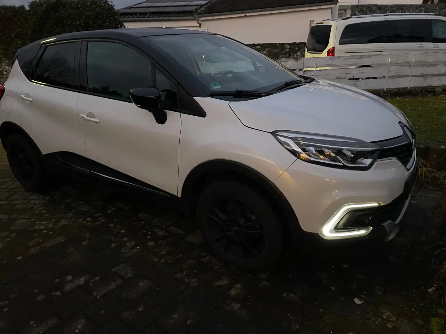 Renault Captur Intens Alu Sitzheizung Klima Navi LED Panoramadach Weiß - 1