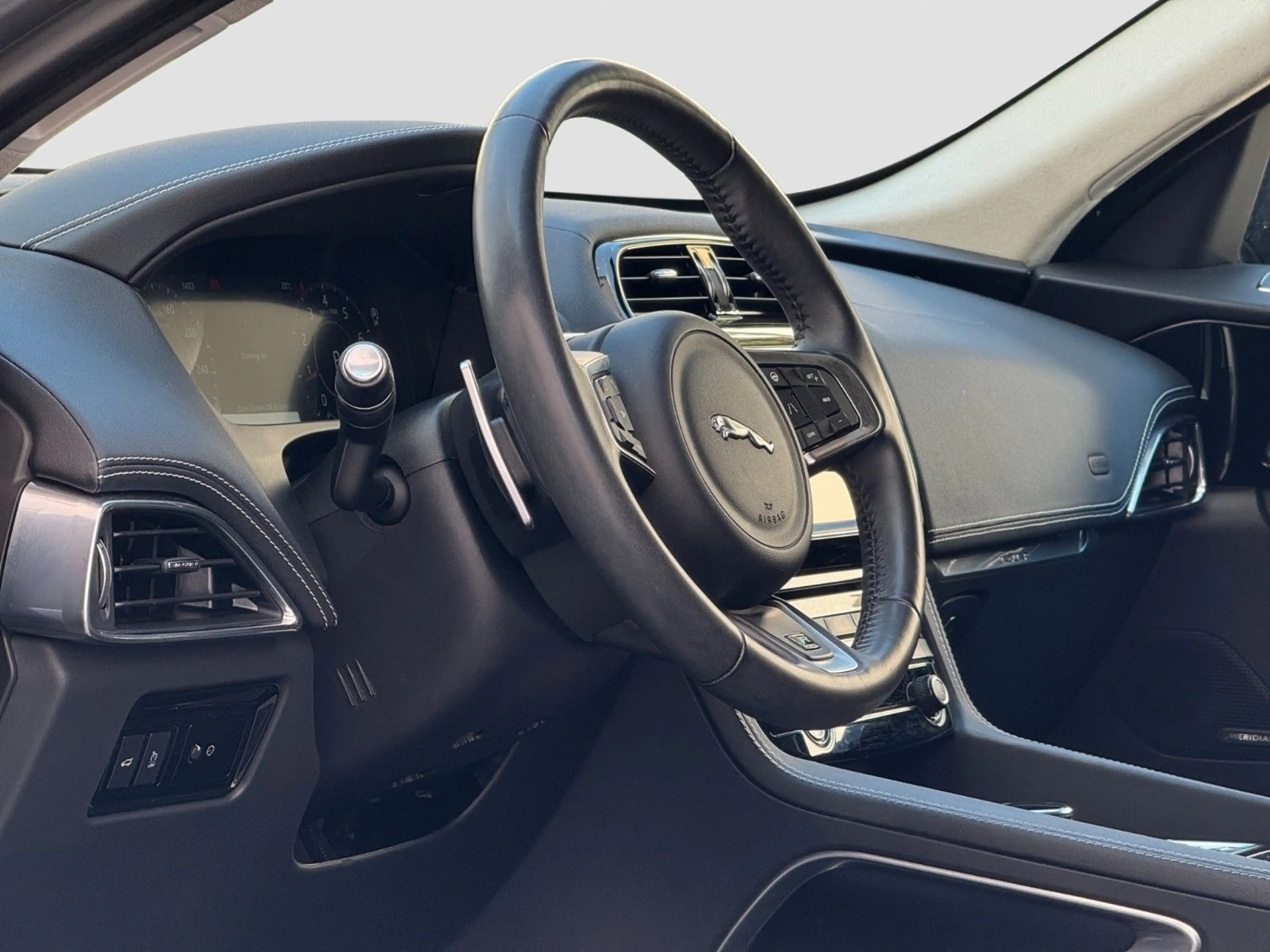 Jaguar F-Pace 25t Aut. AWD R-Sport KAM.|Meridian|Leder — photo 7