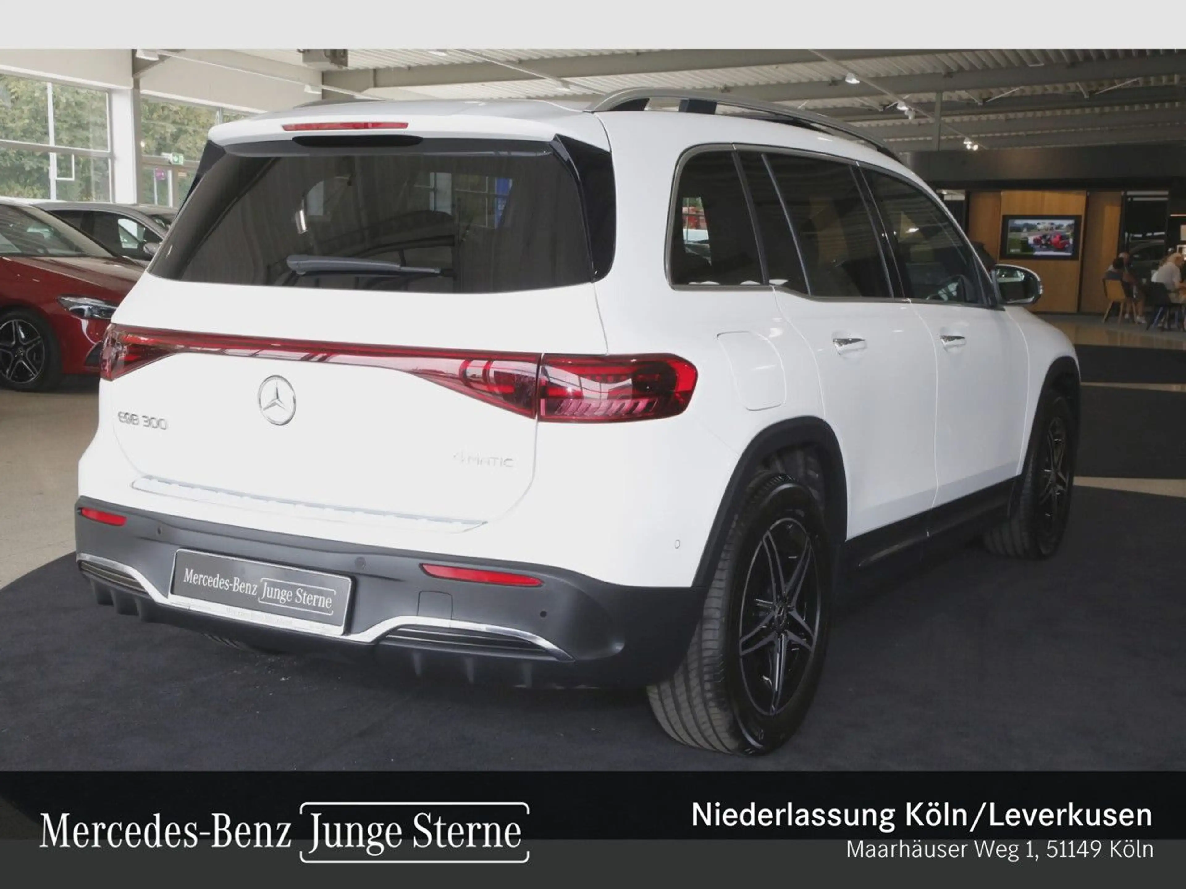 Mercedes-Benz EQB 300 4M AMG+PLUS-PAKET+AHK+PANO+360+KEYLESS — photo 3