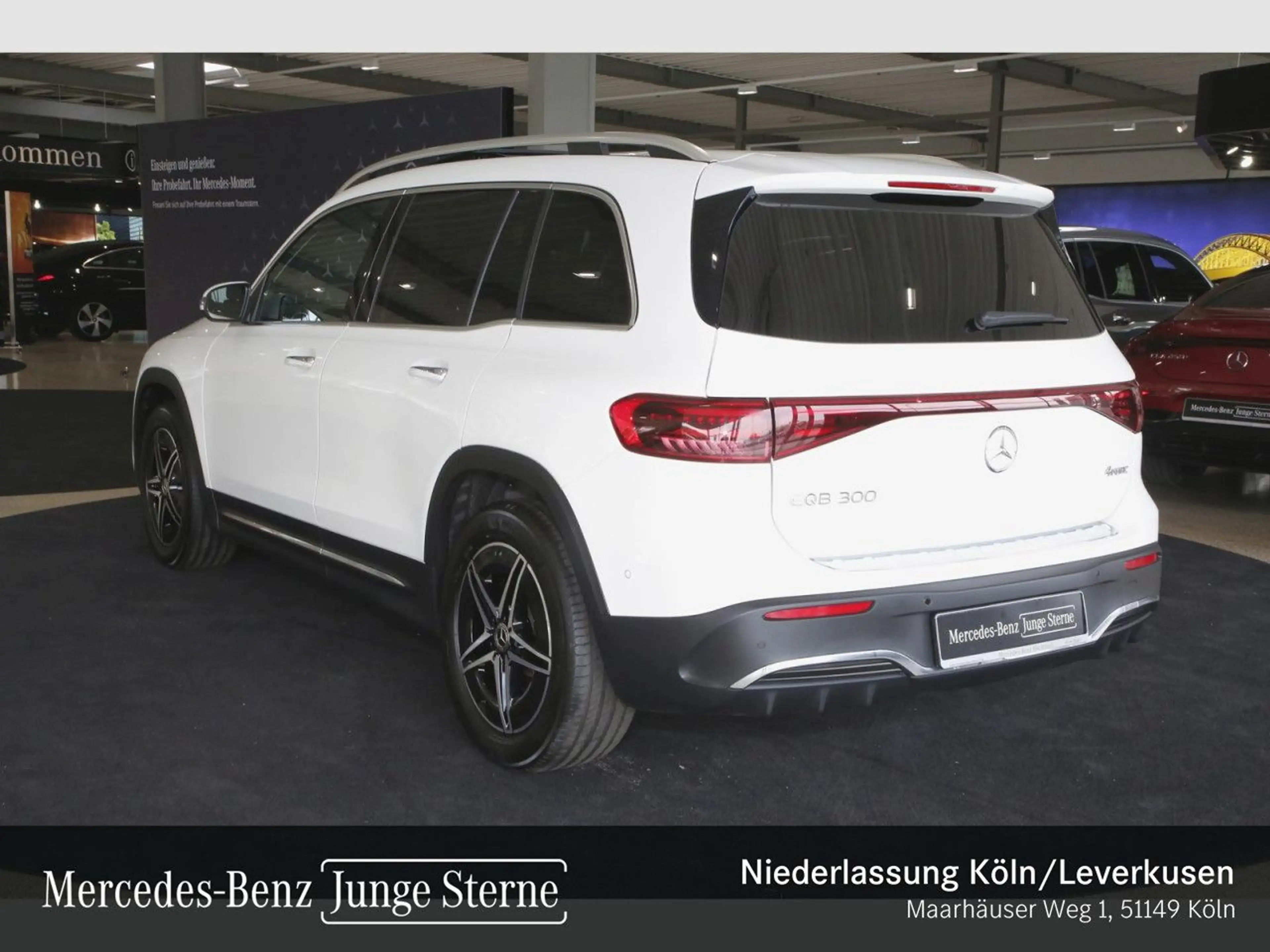 Mercedes-Benz EQB 300 4M AMG+PLUS-PAKET+AHK+PANO+360+KEYLESS — photo 11