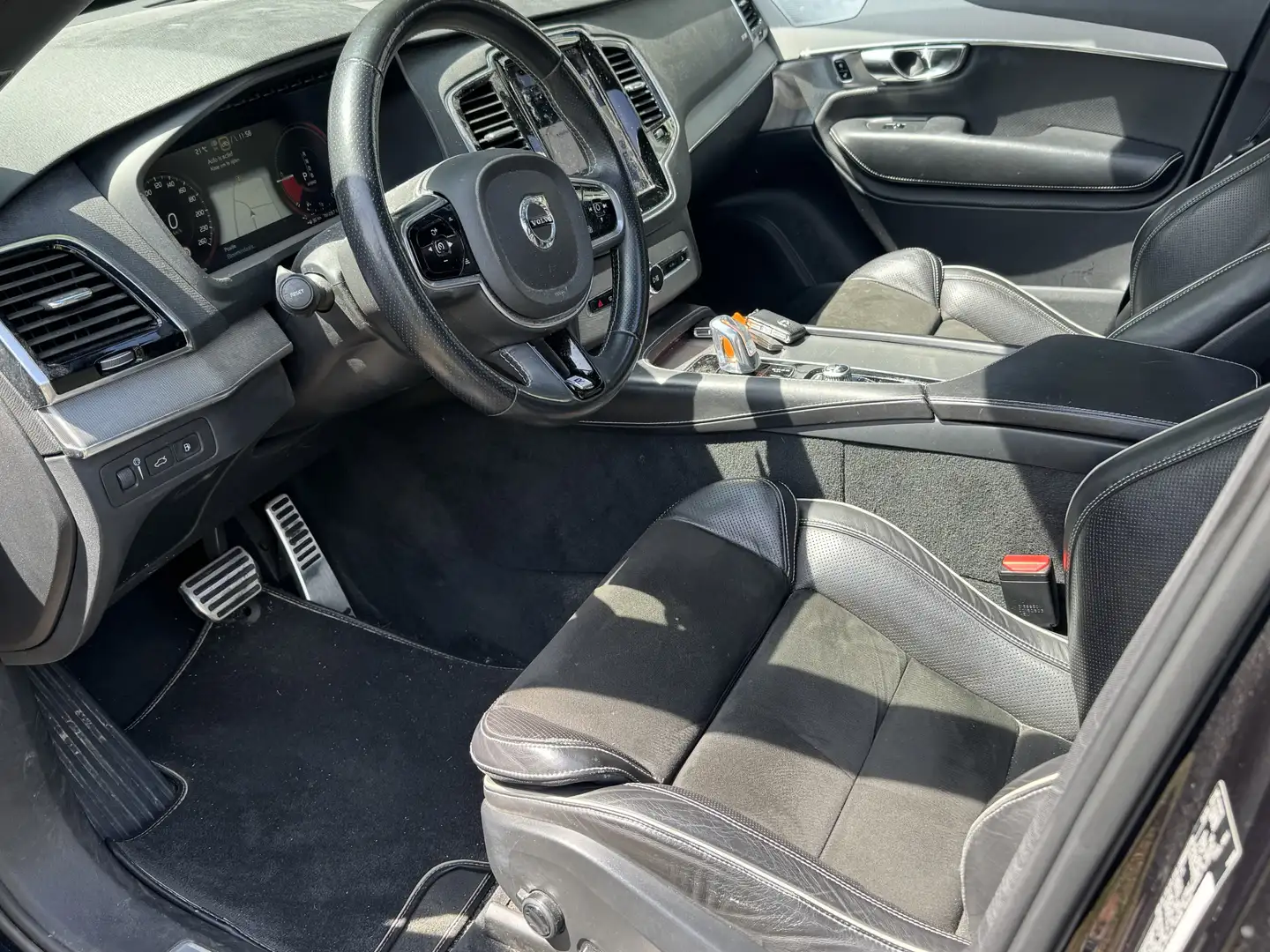 Volvo XC90 2.0 T8 R-Design HYBRID, 1EIG, PANORAMADAK Zwart - 2