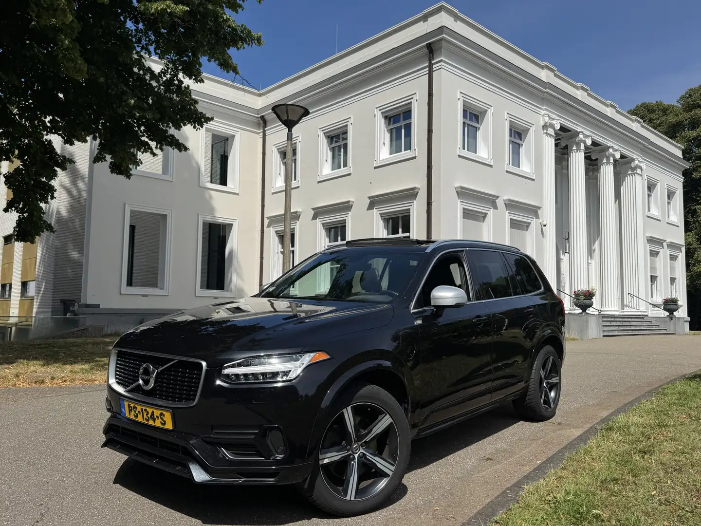 Volvo XC90 2.0 T8 R-Design HYBRID, 1EIG, PANORAMADAK Zwart - 1