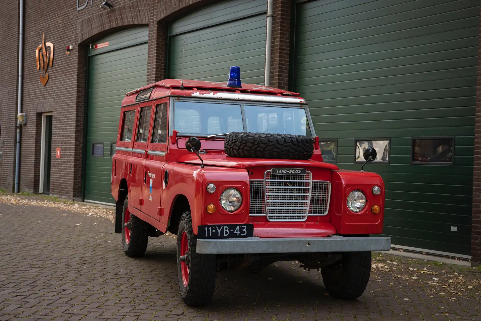 Land Rover Series 109 6 cilinder Stationwagon Roşu - 1